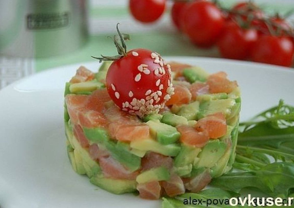 Салат с семгой и авокадо