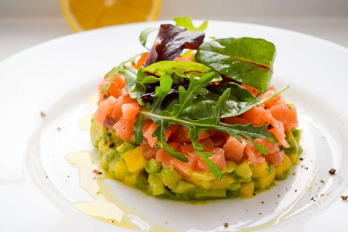 Салат из семги и авокадо