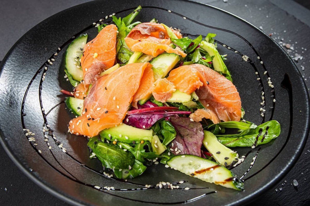 Салат с авокадо и икрой