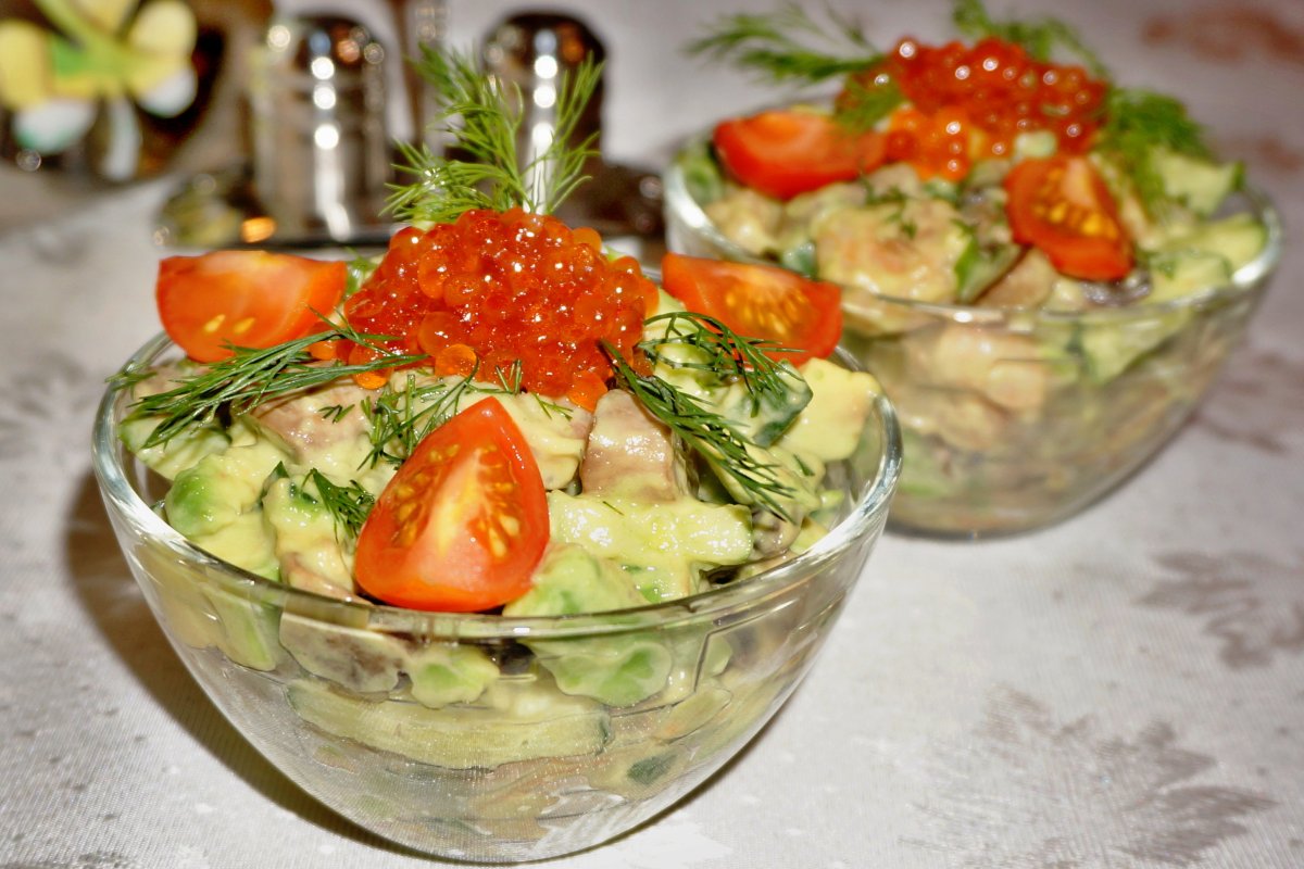 Салат с авокадо и семгой и огурцом