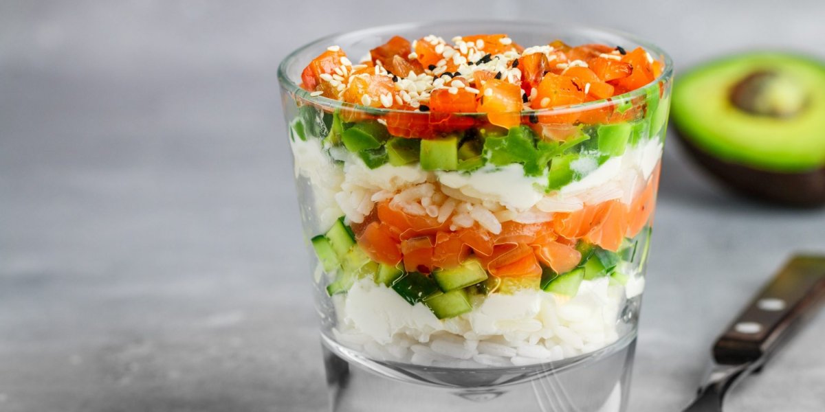 Салат в стакане с красной рыбой