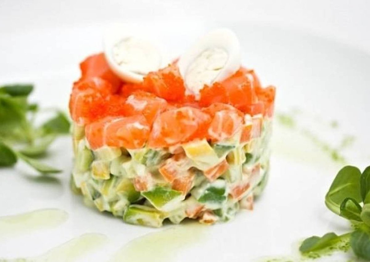 Салат в креманках с красной рыбой