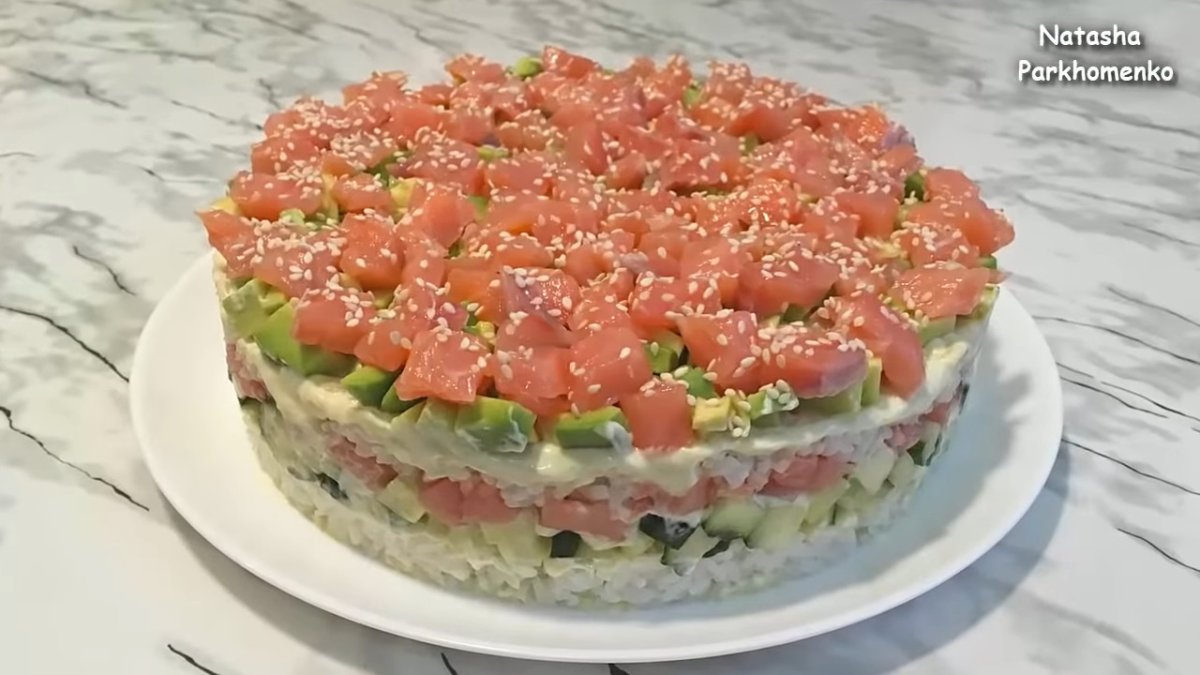 Салат с рукколой авокадо и красной рыбой