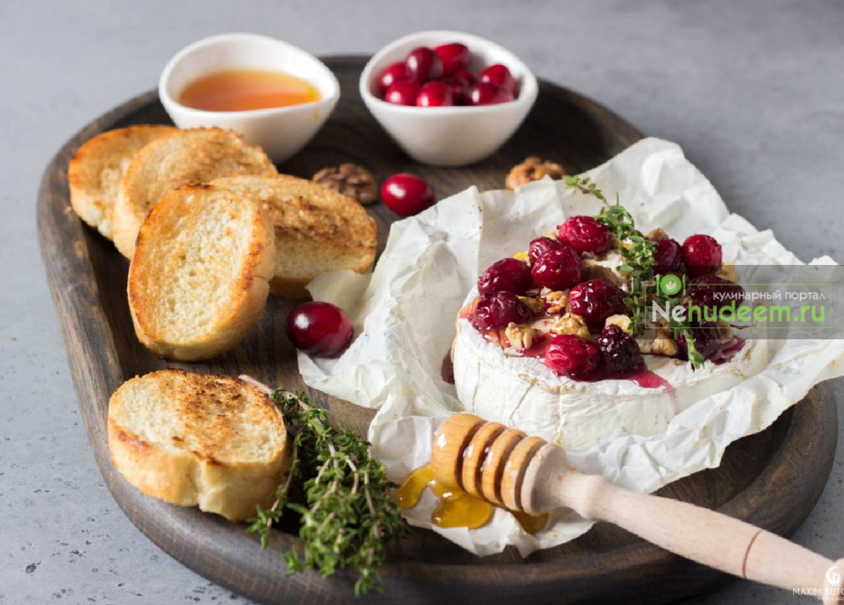 Запеченный сыр камамбер