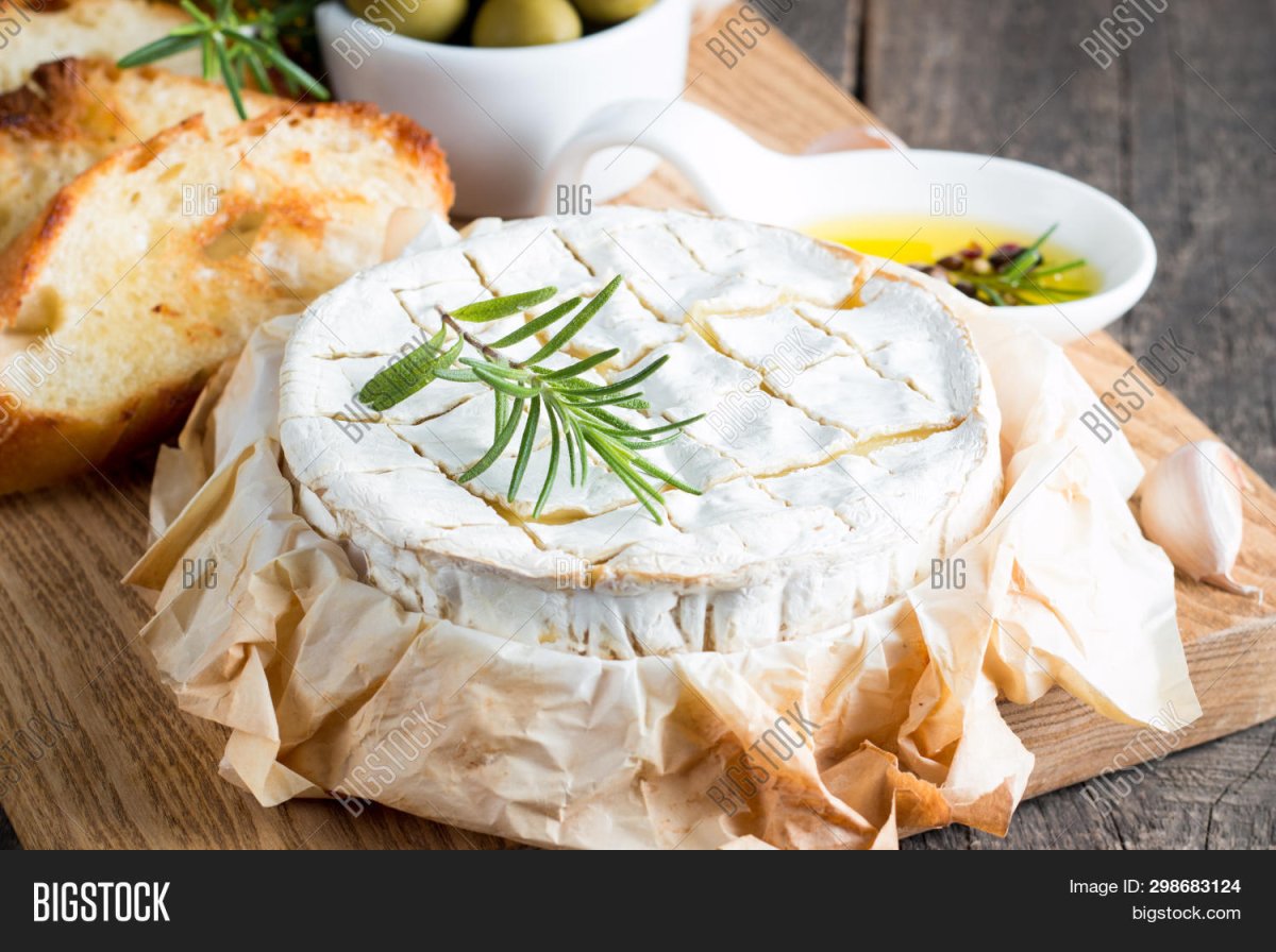 Запеченный камамбер с фундуком