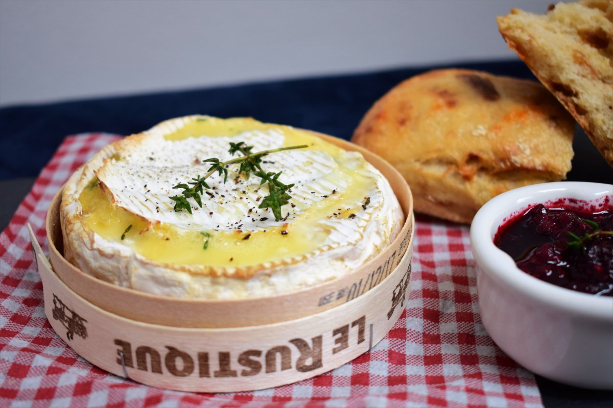 Камамбер запеченный в хлебе