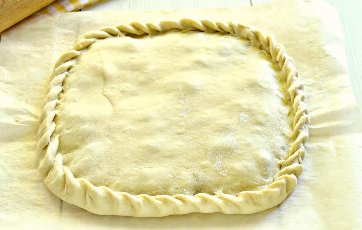 Украшение закрытого пирога из дрожжевого теста