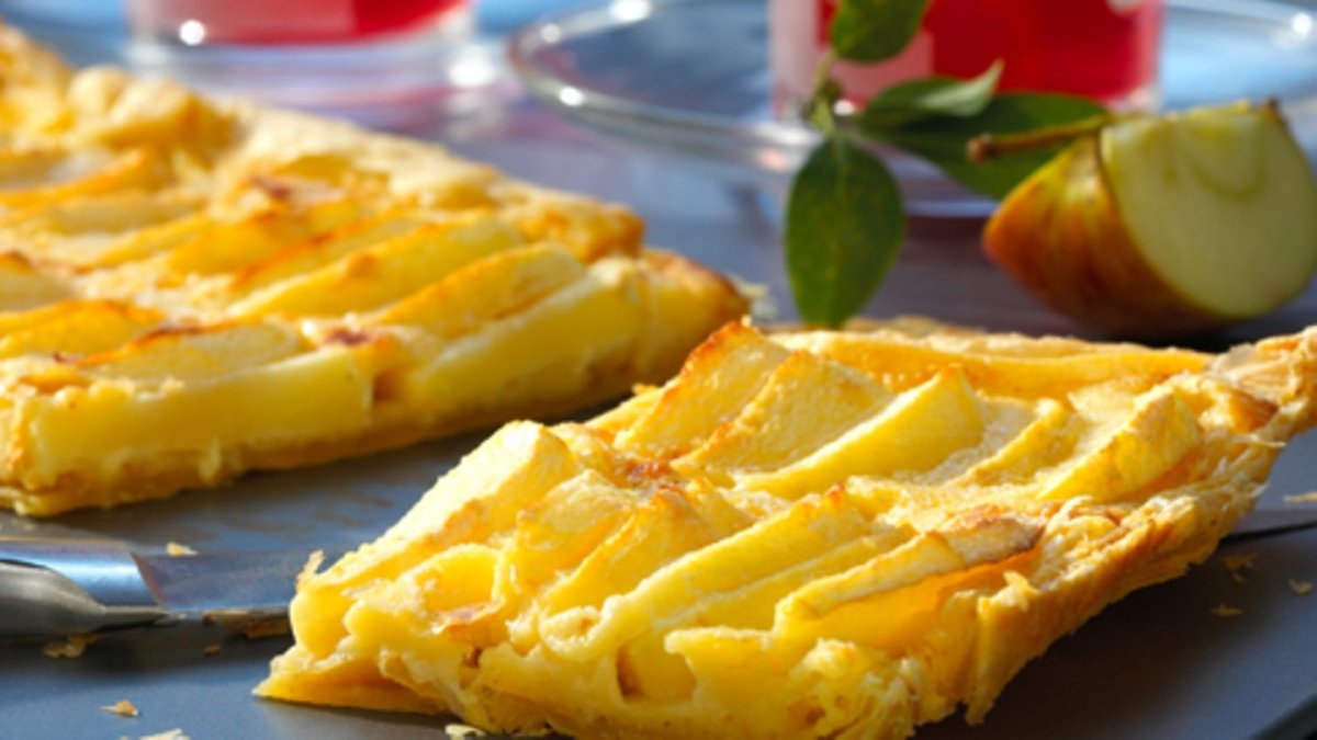 Пирог из слоеного теста с яблоками