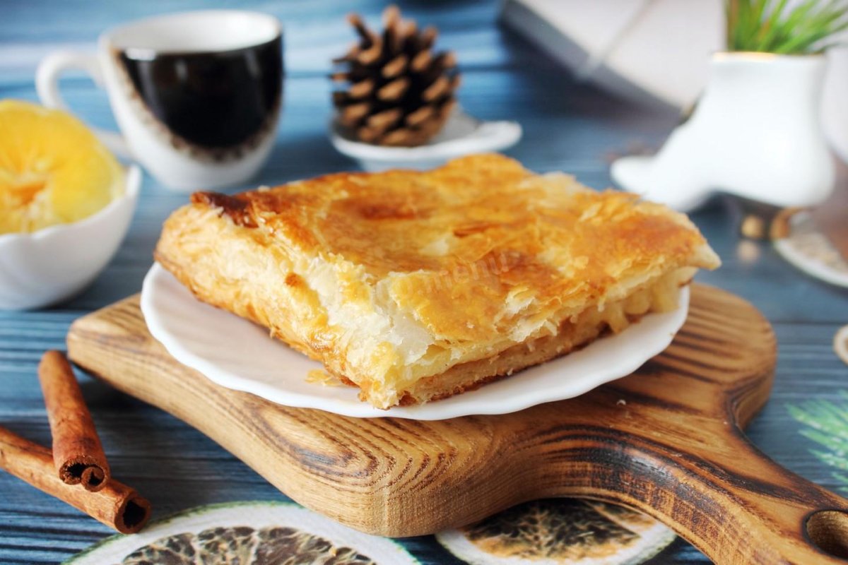 Пирог из слоеного теста с яблоками