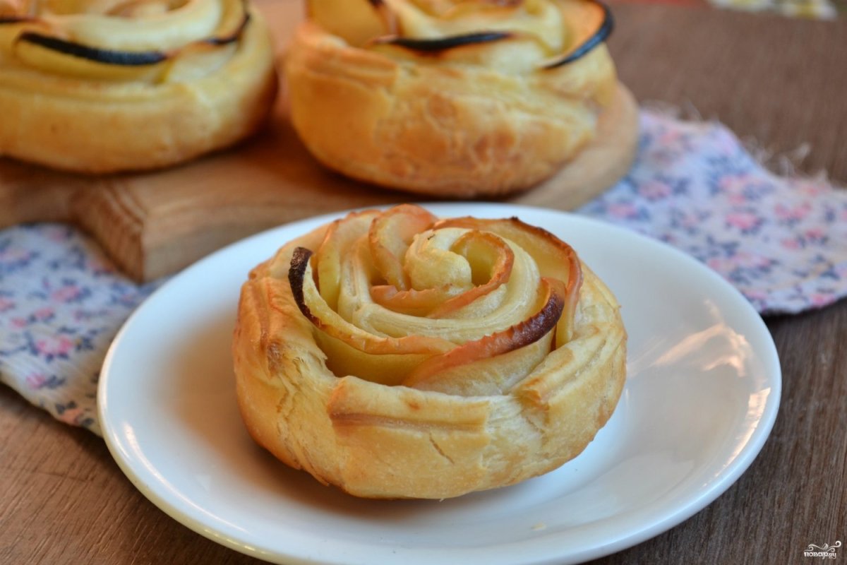 Булочки из слоёного теста с яблоками