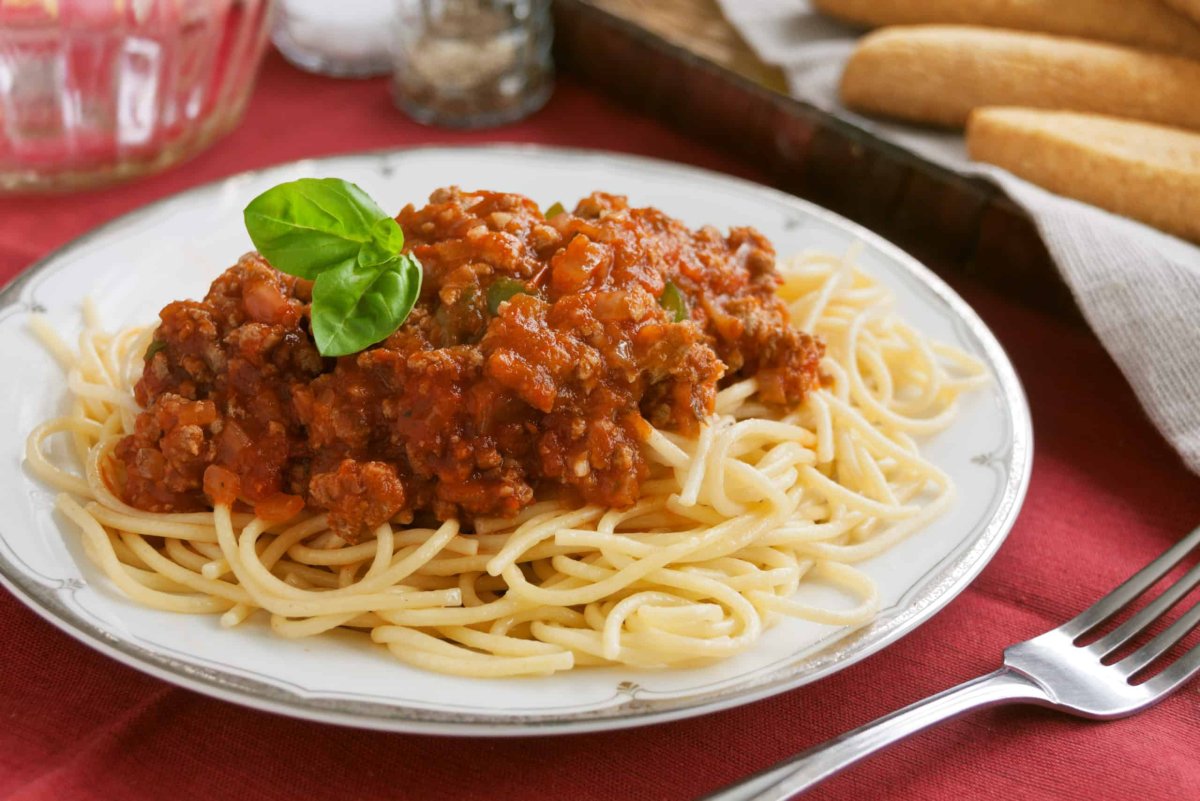 Спагетти с подливом из свинины