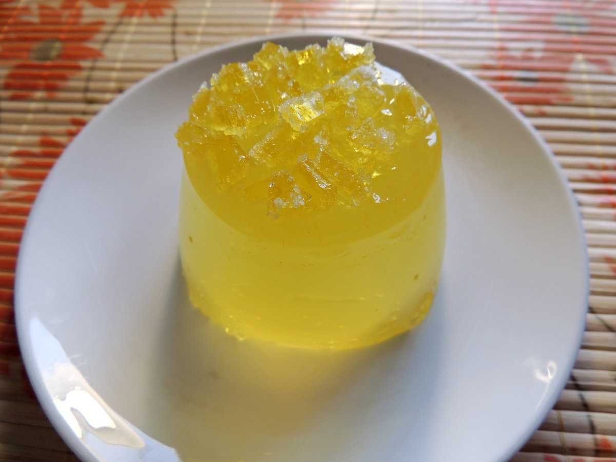 Желтый желейный. Манго маракуйя желе торт. Лимонное желе. Желе желтое. Апельсиновое желе.