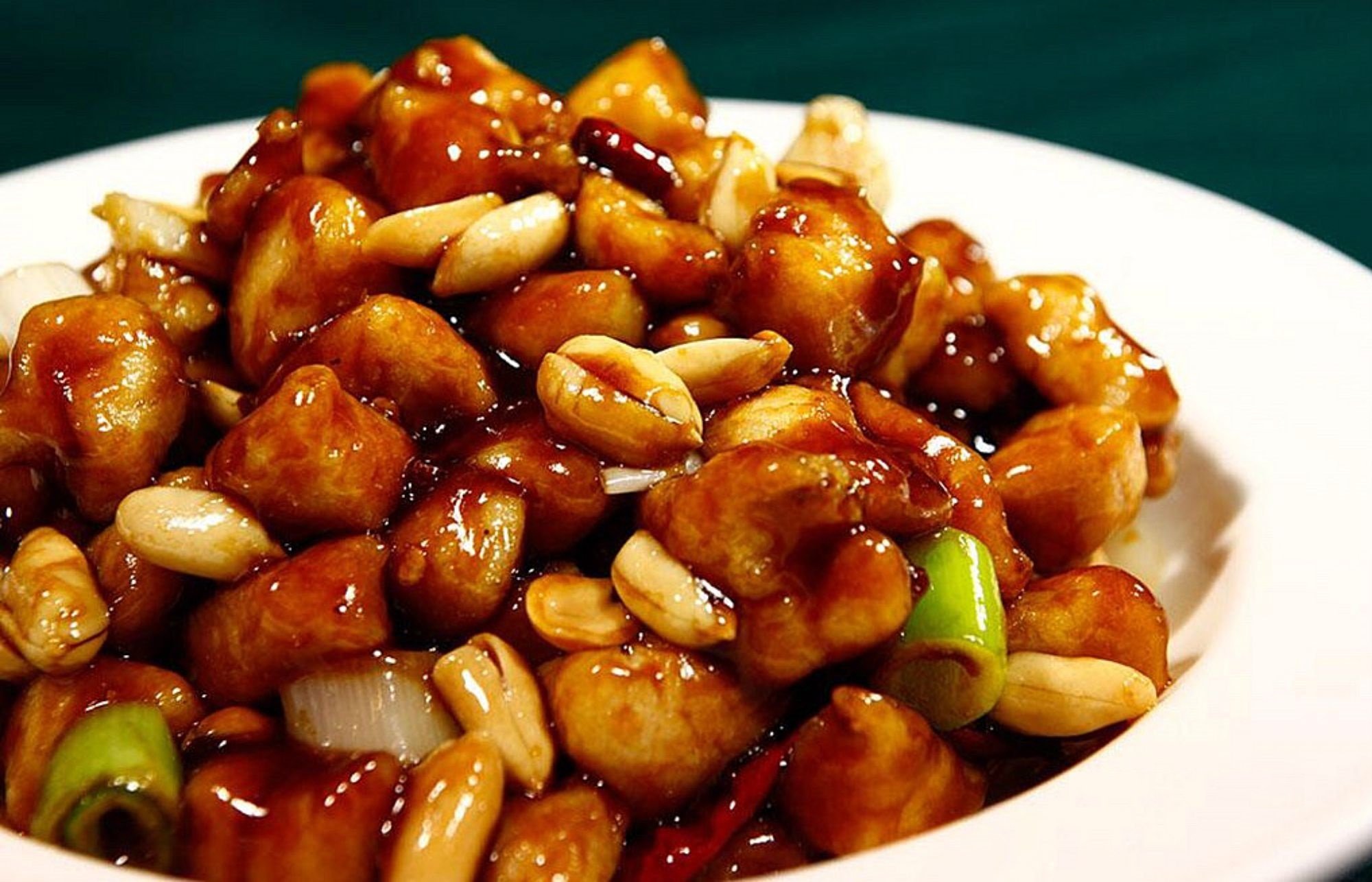 Куриный орех рецепт. Цыпленок гунбао. Китайская курица гунбао. Китайское блюдо гунбао. Курица гунбао с арахисом.