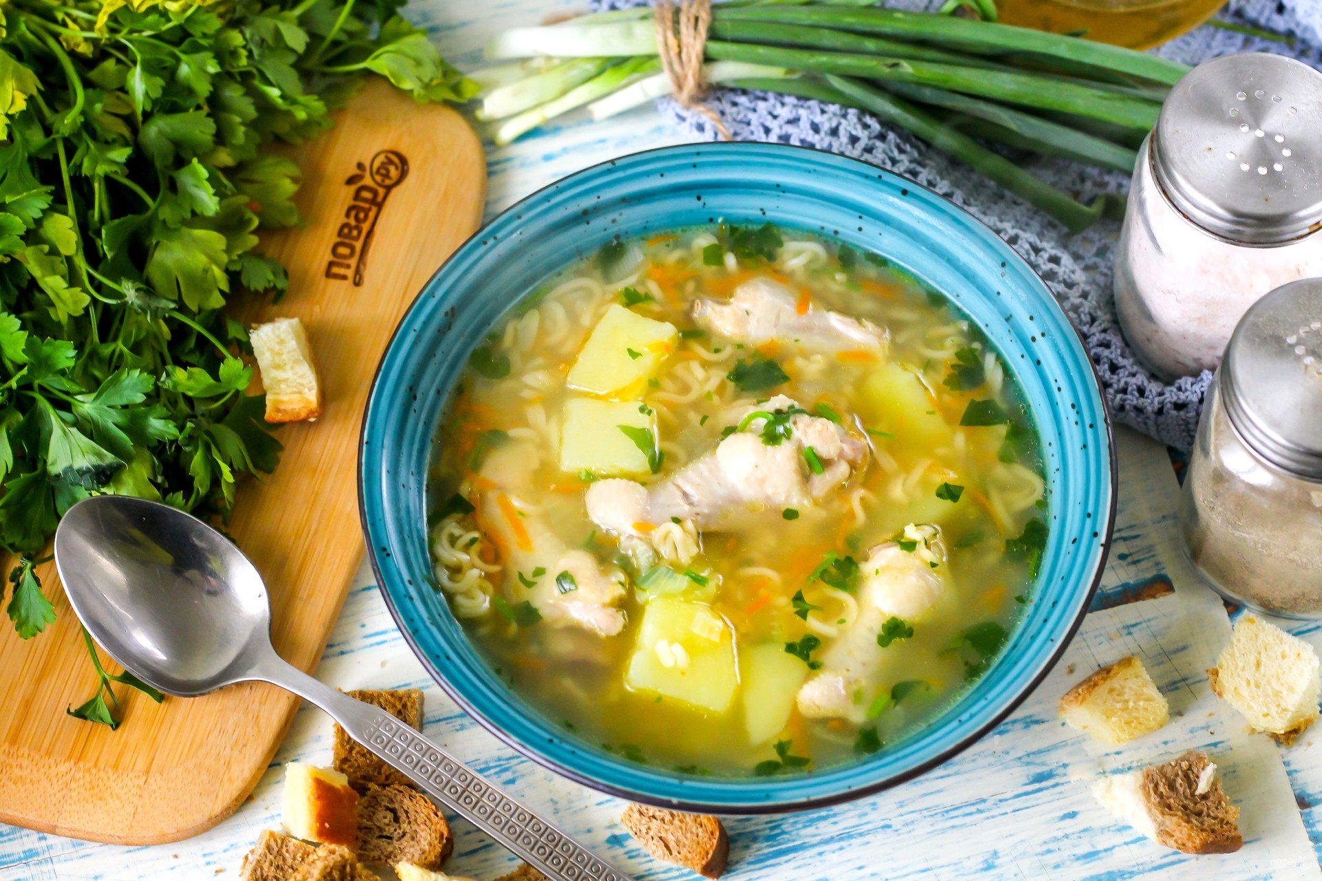 Какой вкусный суп из курицы. Суп куриный вермишелевый. Суп с жареной вермишелью. Куриный суп с вермишелью. Куриный суп с зеленью.