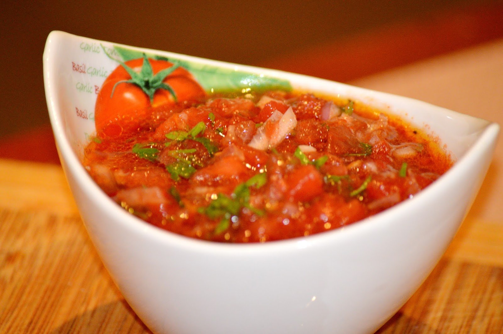 Приготовление соуса с овощами. Соус красный с кореньями. Соус томатный с овощами. Соус томатный острый. Маринад овощной с томатом.