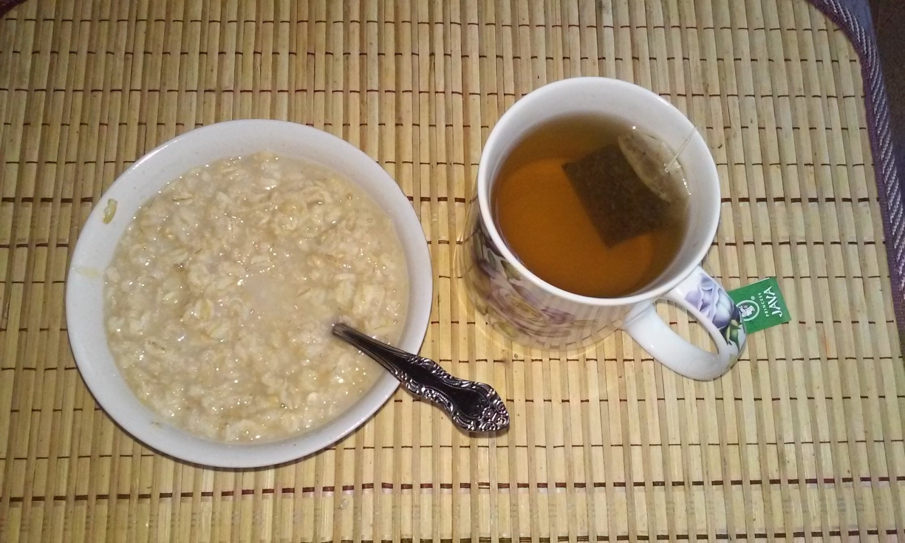 Завтрак каша и чай. Каша и чай. Рисовая каша и чай. Рисовая каша с чаем. Чай с молоком.