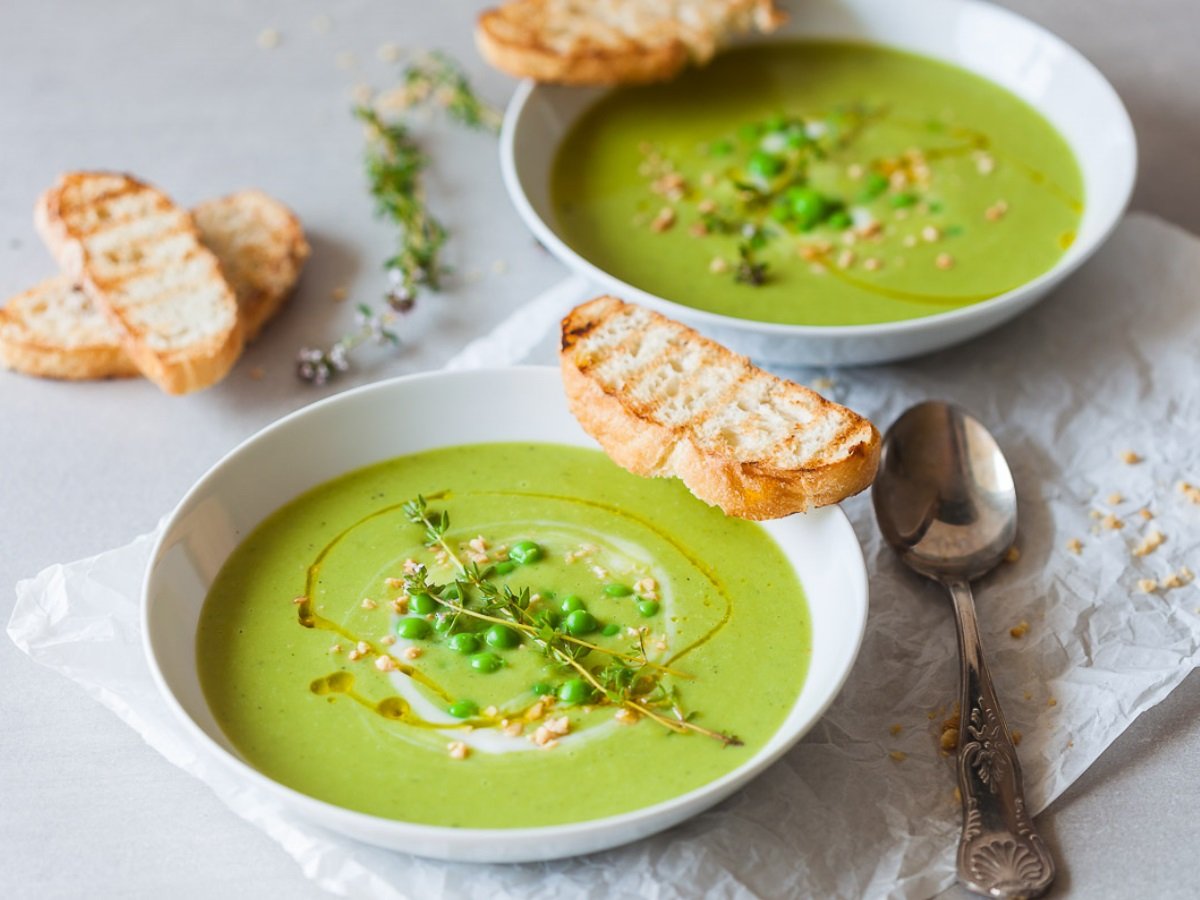Суп из зеленого гороха. Суп пюре. Гороховый крем суп. Зеленый суп. Гороховое пюре зеленое.