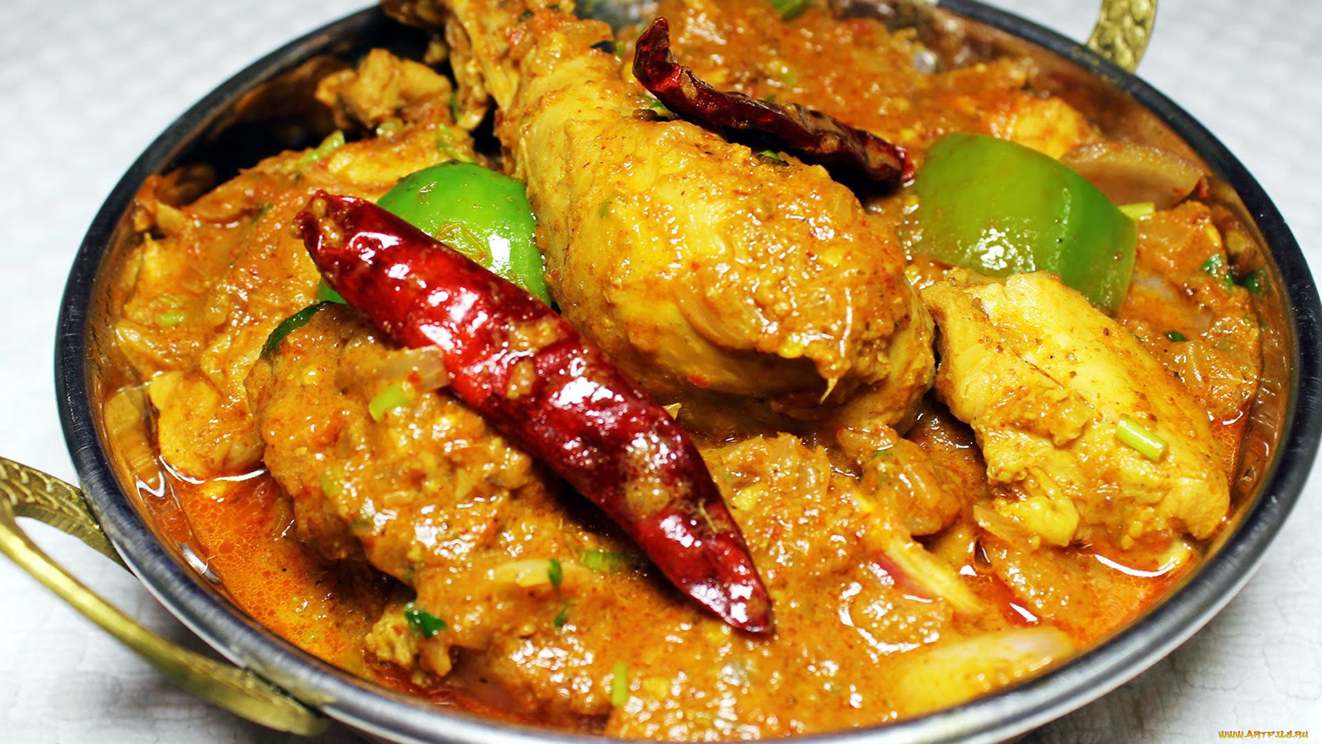 Fry dish. Кадай Чикен. Чикен карри блюдо. Индийская кухня. Курица по индийски.