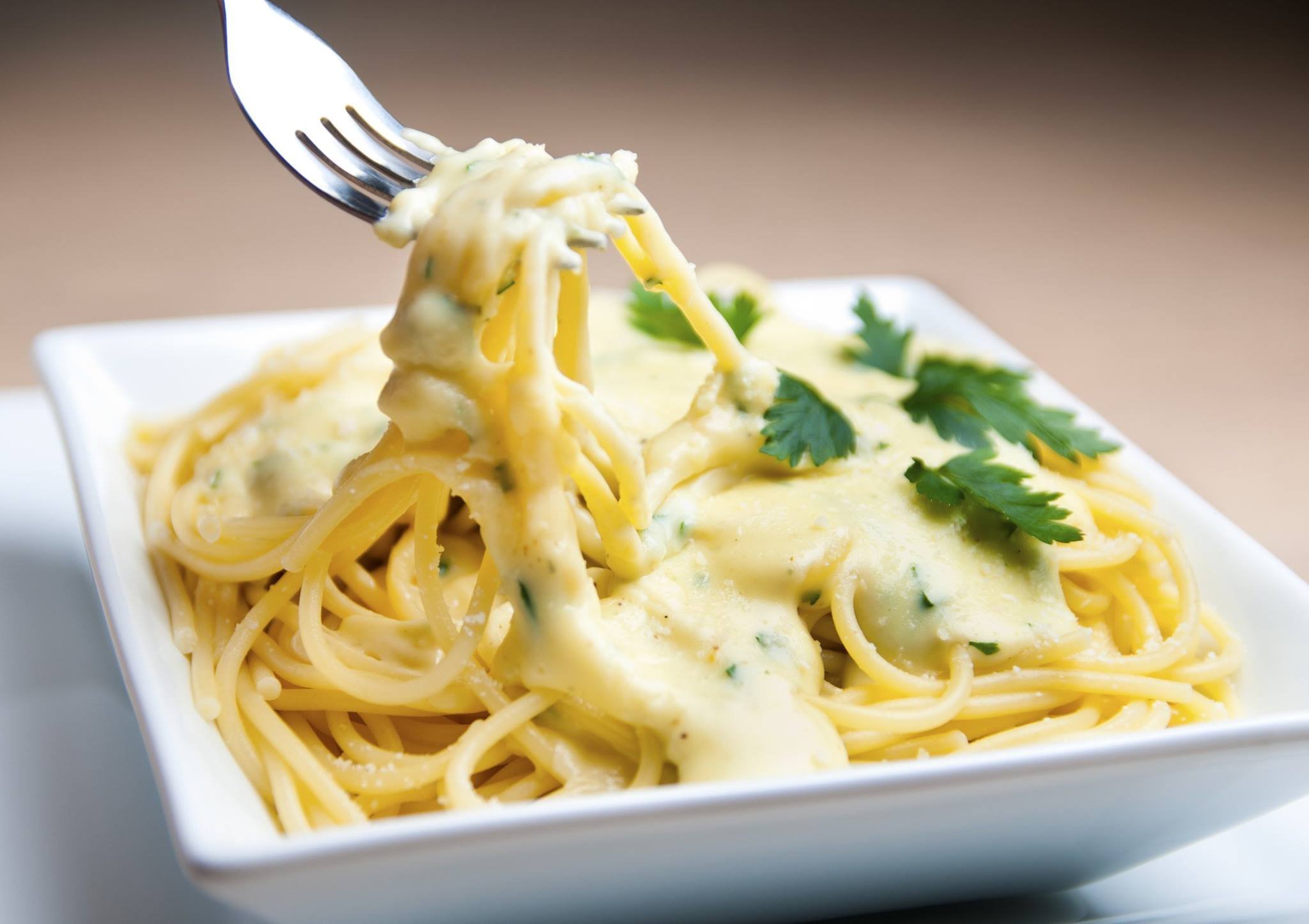 Спагетти в сливочном соусе фото. Паста бешамель с пармезаном. Спагетти с сыром. Макароны в сыре. Макароны с сырным соусом.