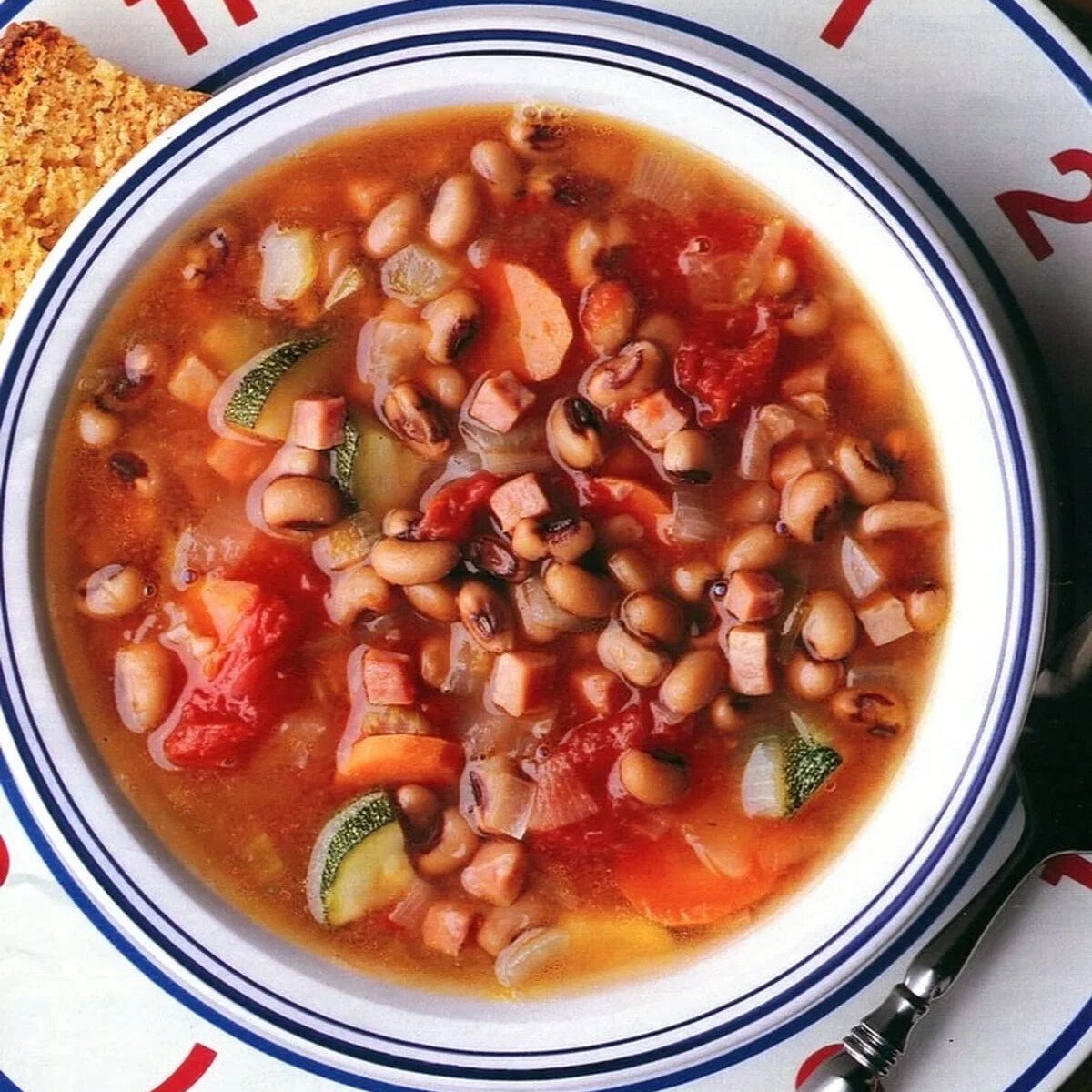 Суп с красной фасолью и курицей. Суп фасолевый овощной. Грузинский фасолевый суп. Фасолевый суп с овощами. Фасолевый суп гречневый суп.