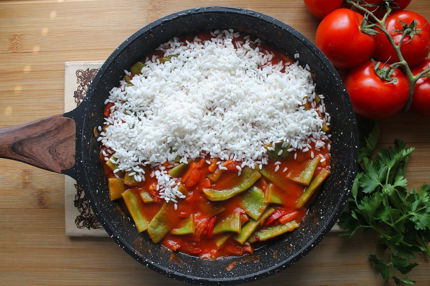 Рис на сковороде простой рецепт. Рис в томатном соусе на сковороде. Рис с томатной приправой. Рис в сковородке с паприкой. Рис со стручковой фасолью на сковороде.
