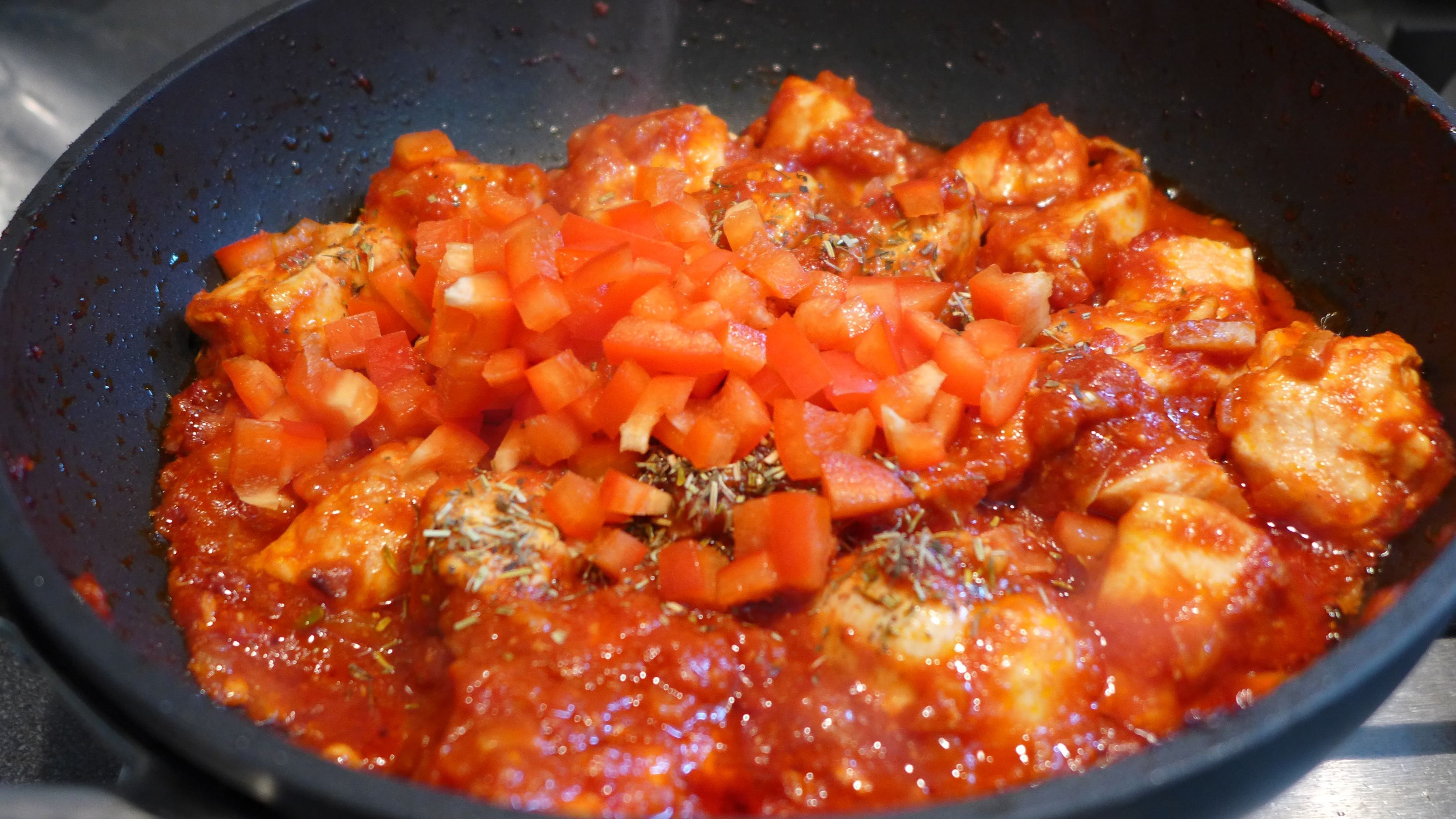 Куриные грудки в томатном соусе. Куриная грудка в томатном соусе на сковороде. Куриная грудка в томатном соусе с рисом. Рис в томатном соусе.