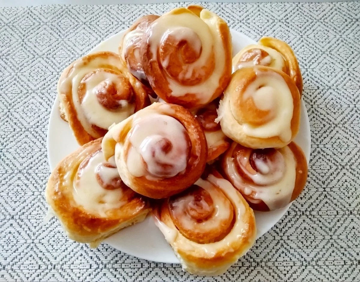 Синнабоны из готового слоеного теста. Cinnabon булочки. Булочки с кремом. Слоеные булочки. Чешские булочки с кремом.