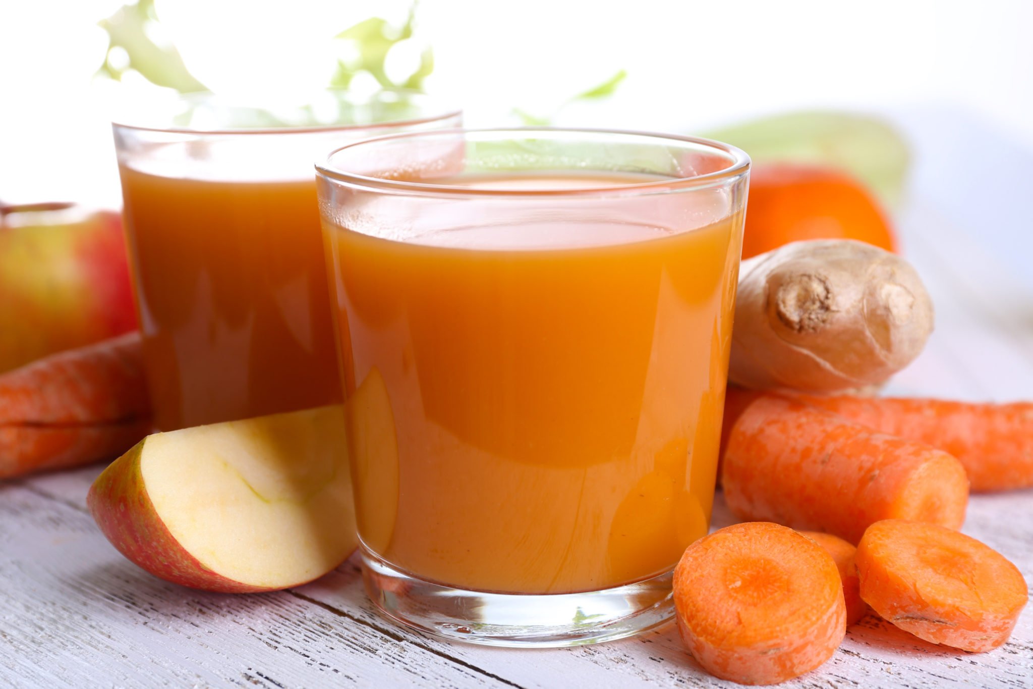 Смузи из моркови и яблок. Сок яблоко морковь апельсин. Сок яблоко морковь имбирь. Фреш яблоко морковь. Мандарин сок.