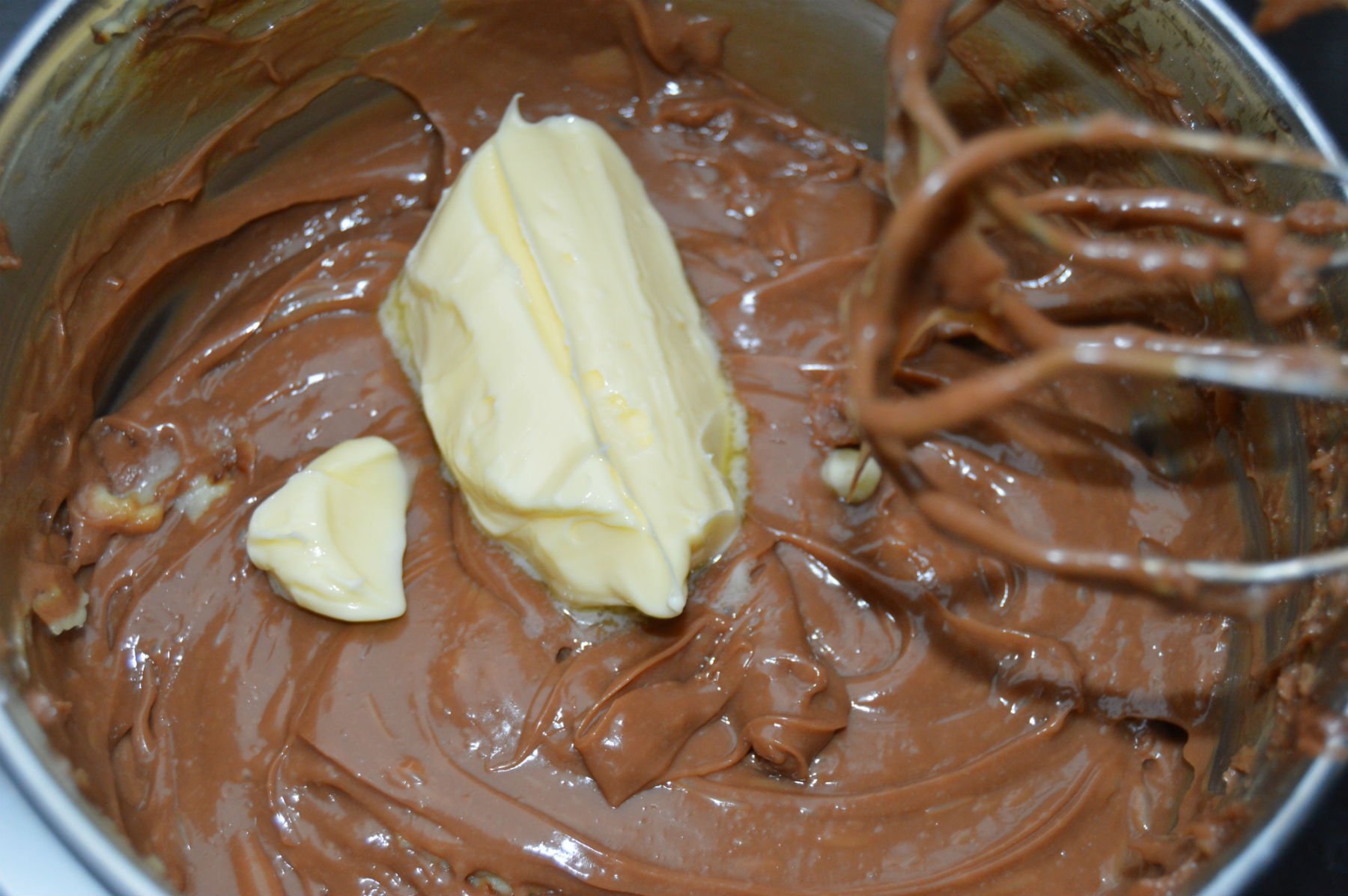 Крем из шоколада и масла. Шоколадный заварной крем. Крем сливочный шоколадный. Заварной крем с какао. Шоколадный торт с заварным кремом.