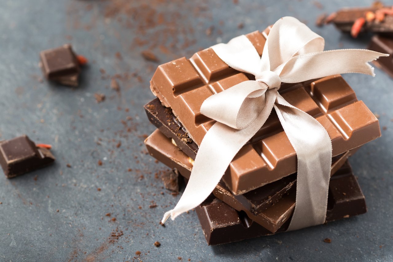 Сюрприз шоколадка. День шоколадных сюрпризов. Шоколадный сюрприз. Шоколад сюрприз. Всемирный день шоколадных сюрпризов.