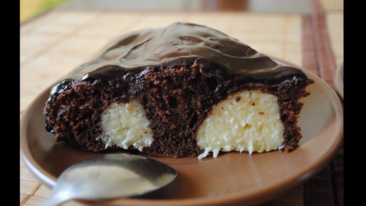 Просто кухня шоколадно творожный пирог. Шоколадный пирог с творожными шариками. Шоколадный торт с творожными шариками. Пирог с шоколадными шариками. Шоколадный пирог с кокосовыми шариками.