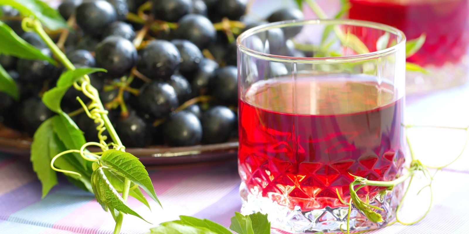 Можно пить виноградный сок. Виноградный компот. Компот из винограда. Виноградный сок в графине.