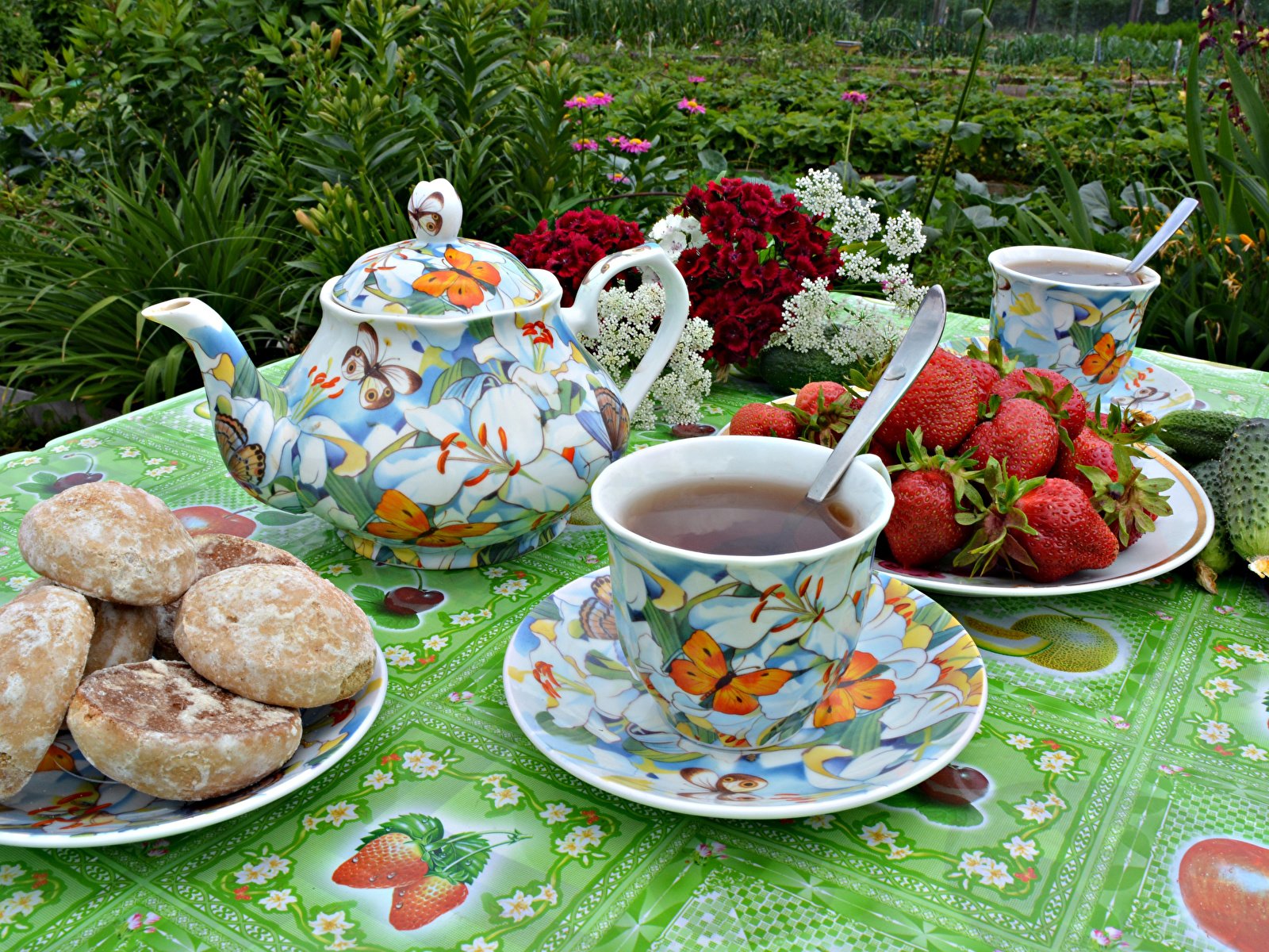Красивое чаепитие картинки. Чаепитие. Чаепитие в саду. Чаепитие на природе. Летнее чаепитие.