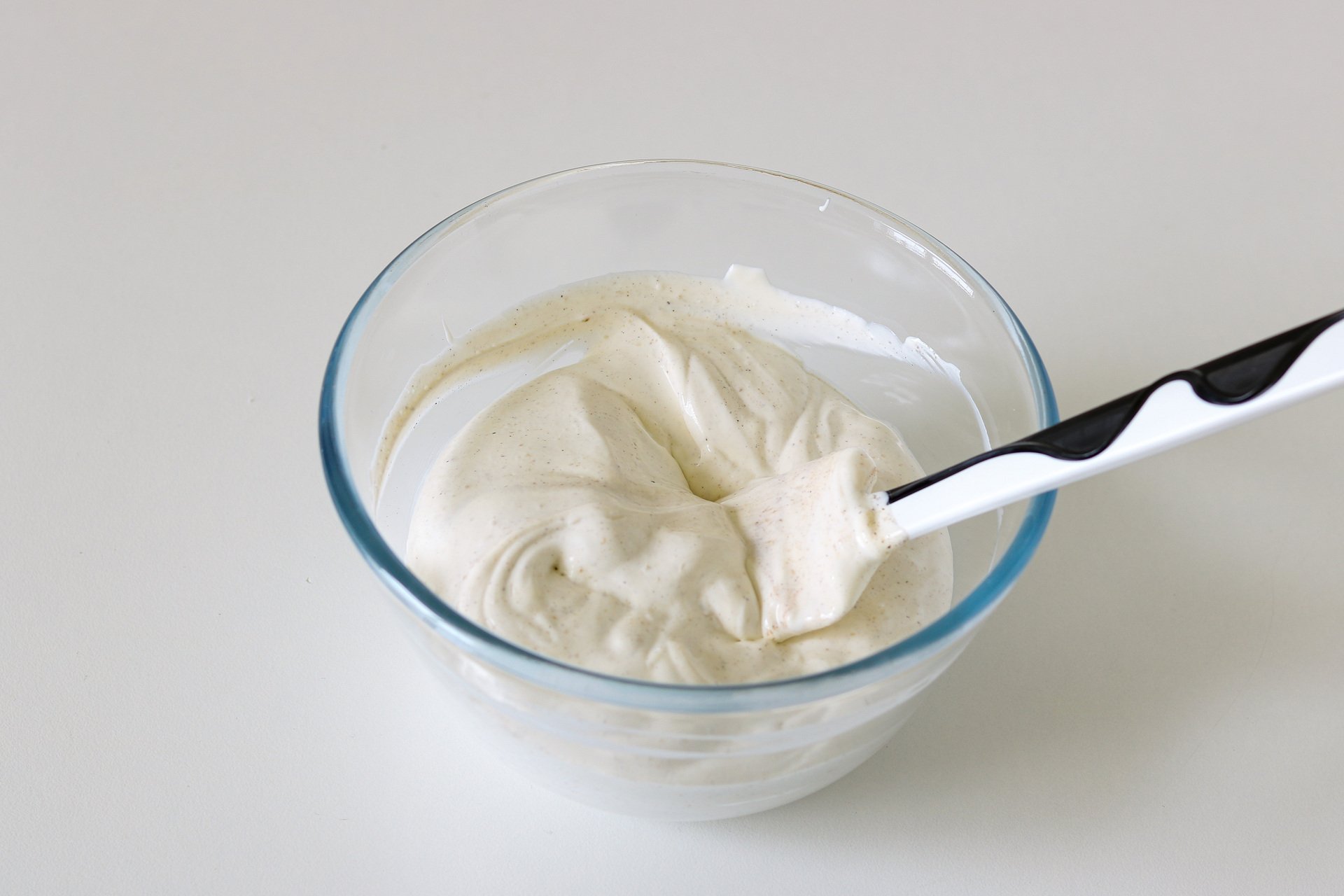 Как сделать легкий крем. Мороженое со сгущенным молоком. Крем из сгущенного молока. Крем сметана со сгущенкой для торта. Мороженое из сметаны.