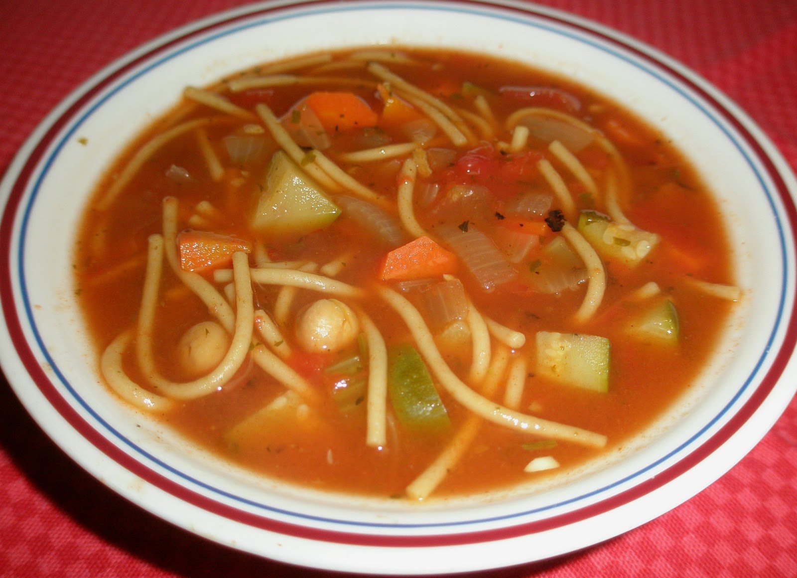 Лапша без зажарки. Тядзуки суп. Суп с лапшой и томатной пастой. Поджарка для супа. Вермишелевый суп с томатом.