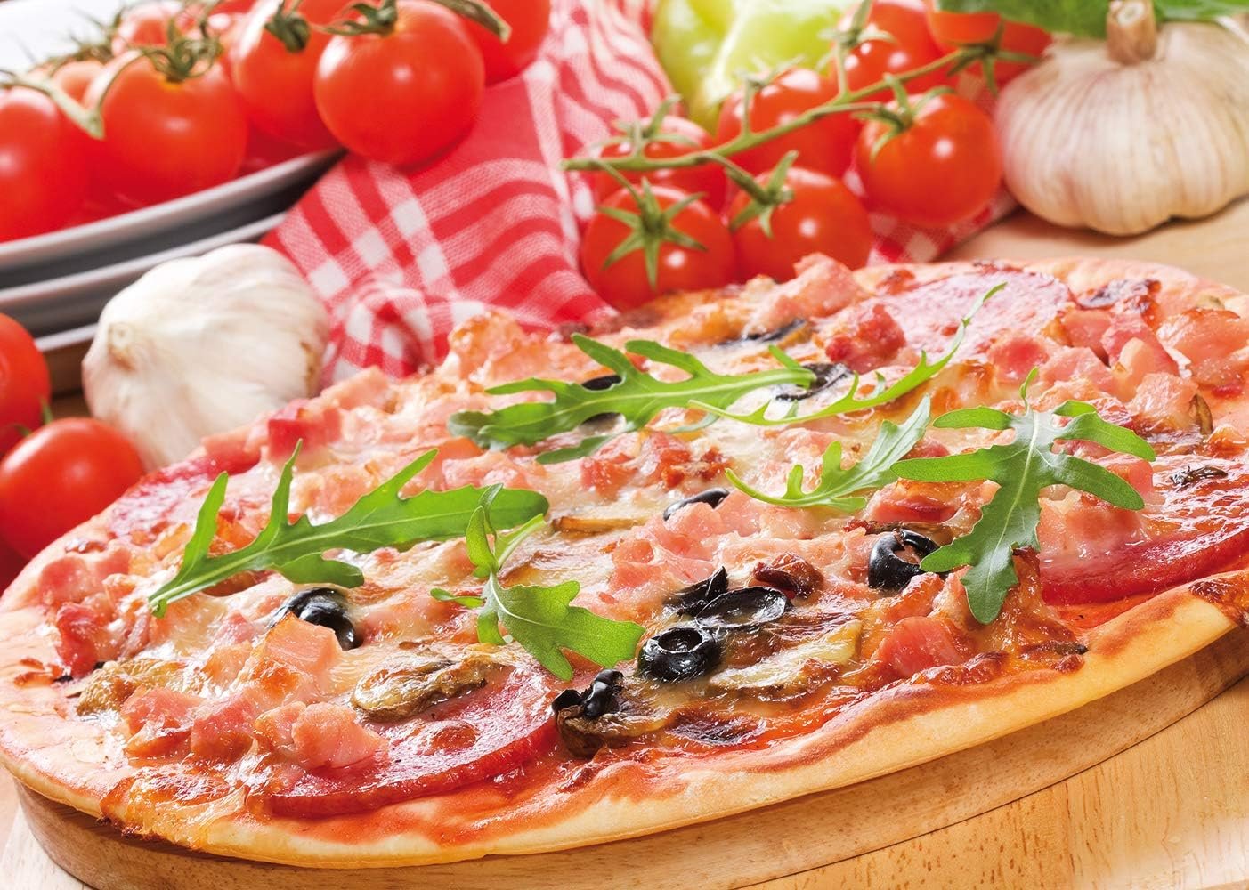 Простые начинки для пиццы. Пицца с колбасой. Начинка для пиццы. Пицца с колбасой и помидорами. Пицца салями.