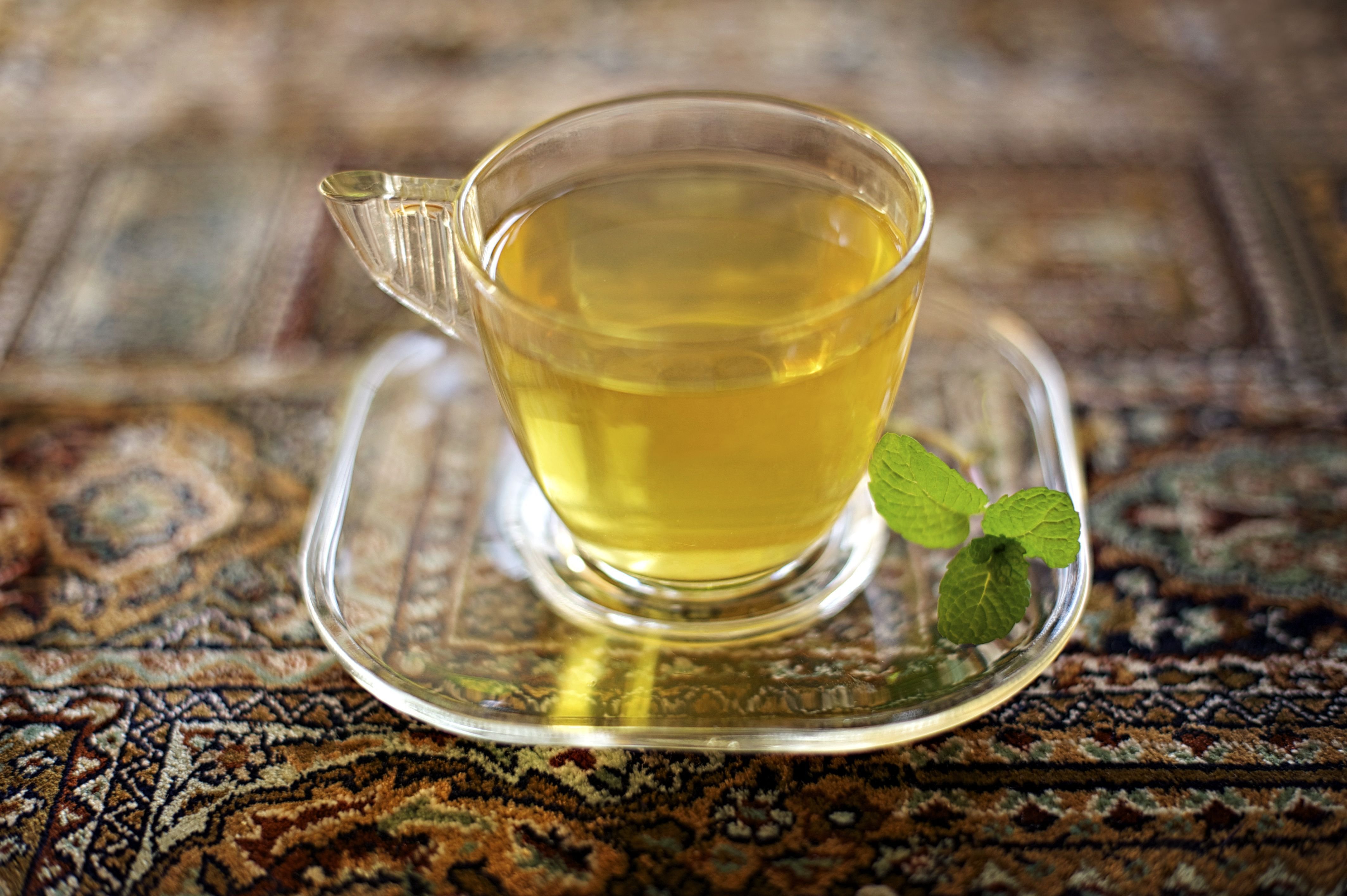 Чай мята 3. Чай с мятой. Зеленый чай с мятой. Чай из перечной мяты. Чай с мятой фото.