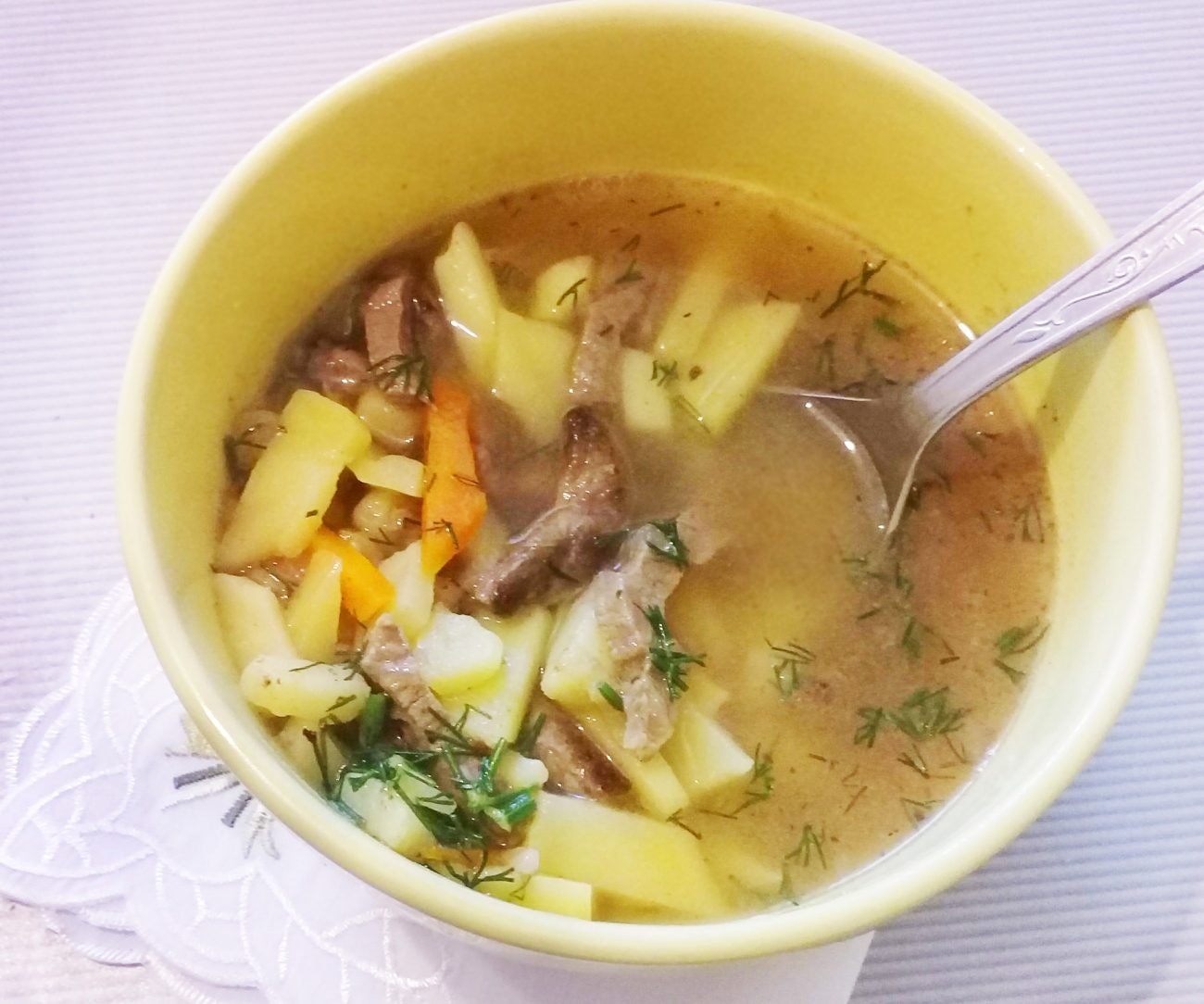 Бульон из говядины рецепт. Гороховый с говядиной. Говядина для супа. Вкусный суп на говяжьем бульоне. Суп картофельный с горохом.