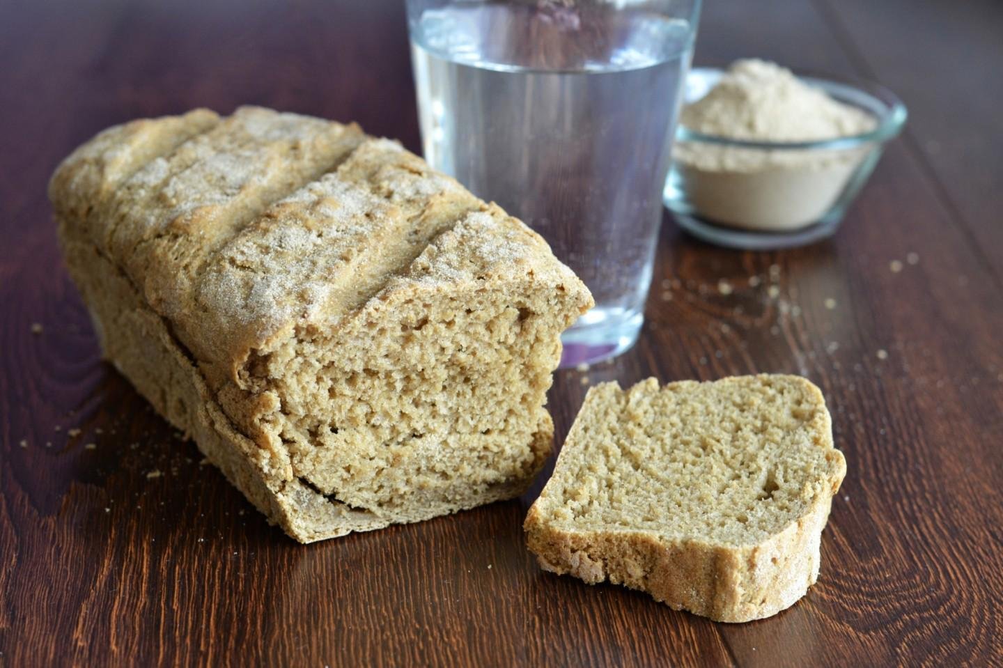 Амарантовый хлеб рецепт. Хлеб из амарантовой муки. Хлеб с амарантовой мукой. Хлеб из муки амаранта. Хлеб из 4 ингредиентов.