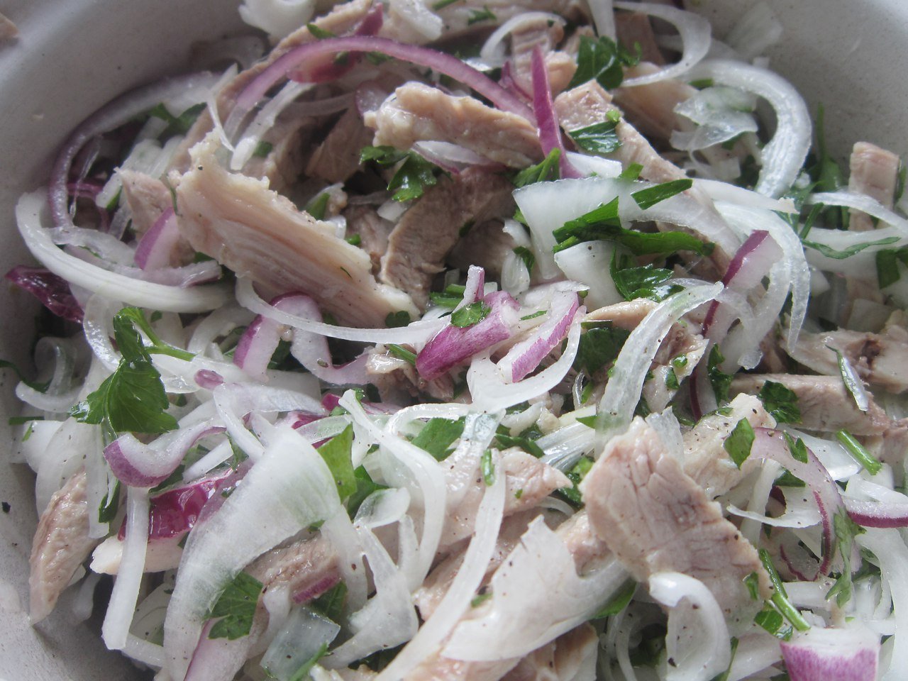 Салат со свинины рецепт с фото. Салат деревенский. Салат с луком. Салат с мясом свинины. Деревенский свадебный салат.