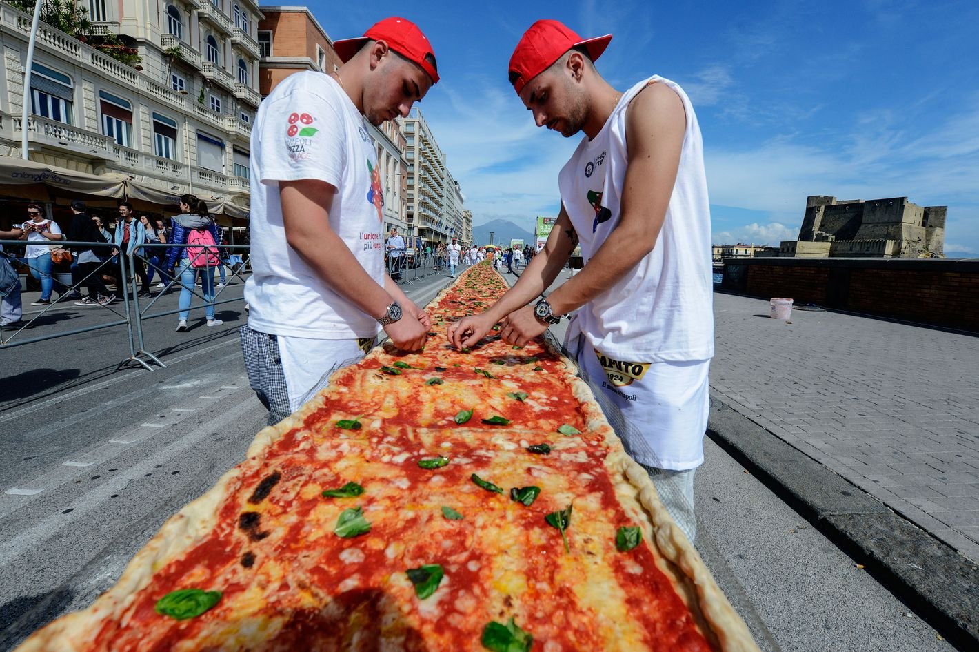Включи делают пиццу. Неаполь Италия пицца. Пиццафест (PIZZAFEST) В Неаполе, Италия. Огромная пицца. Гигантская пицца.