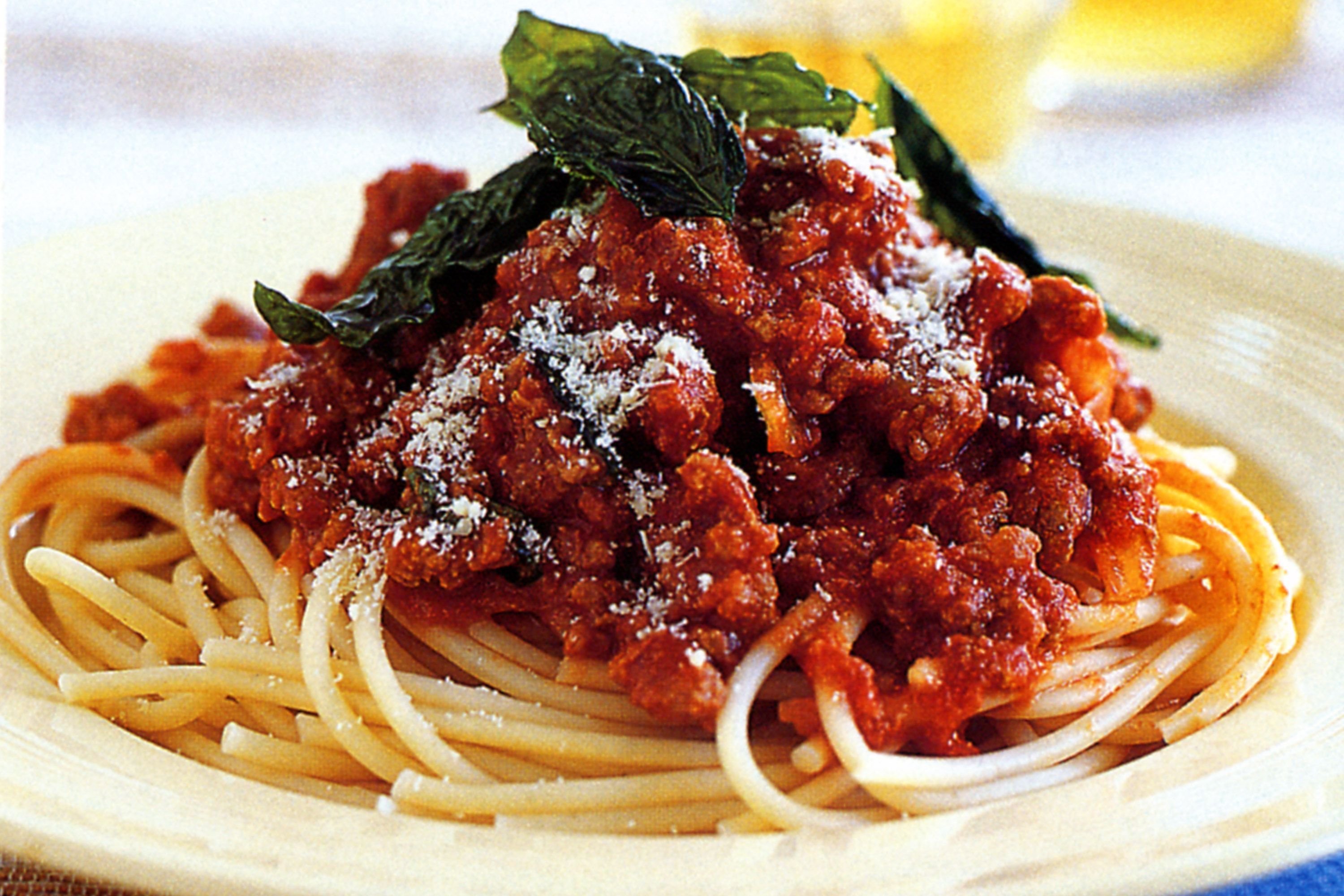 Спагетти болоньезе томатная паста. Букатини аматричана. Паста неаполитано. Спагетти неаполитано. Паста с вялеными томатами.