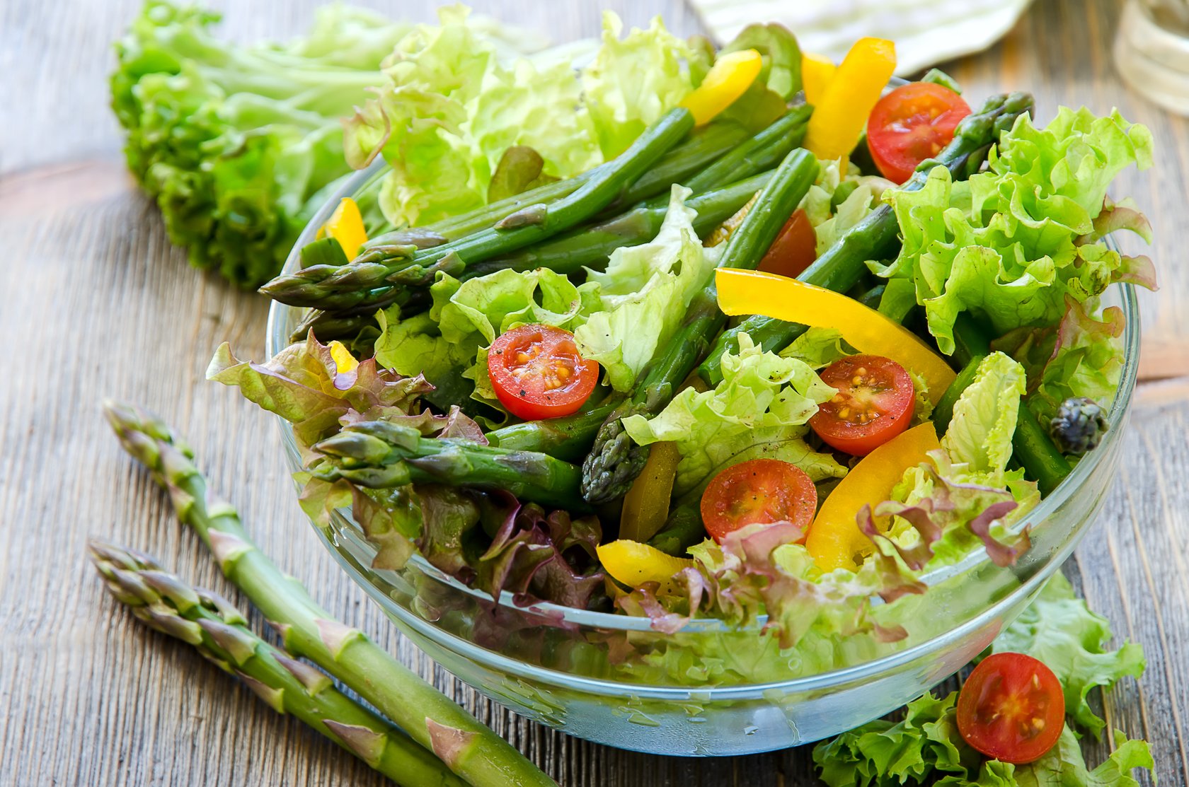 Блюда из сырых продуктов в пост. Зелень для салатов. Овощной салат. Салат из зелени. Вегетарианские салаты.