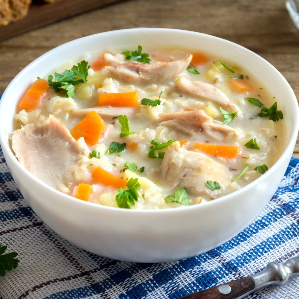 Суп рис морковь. Суп с рисом и курицей. Куриный суп с рисом. Сливочный куриный суп. Суп на сливках с курицей.