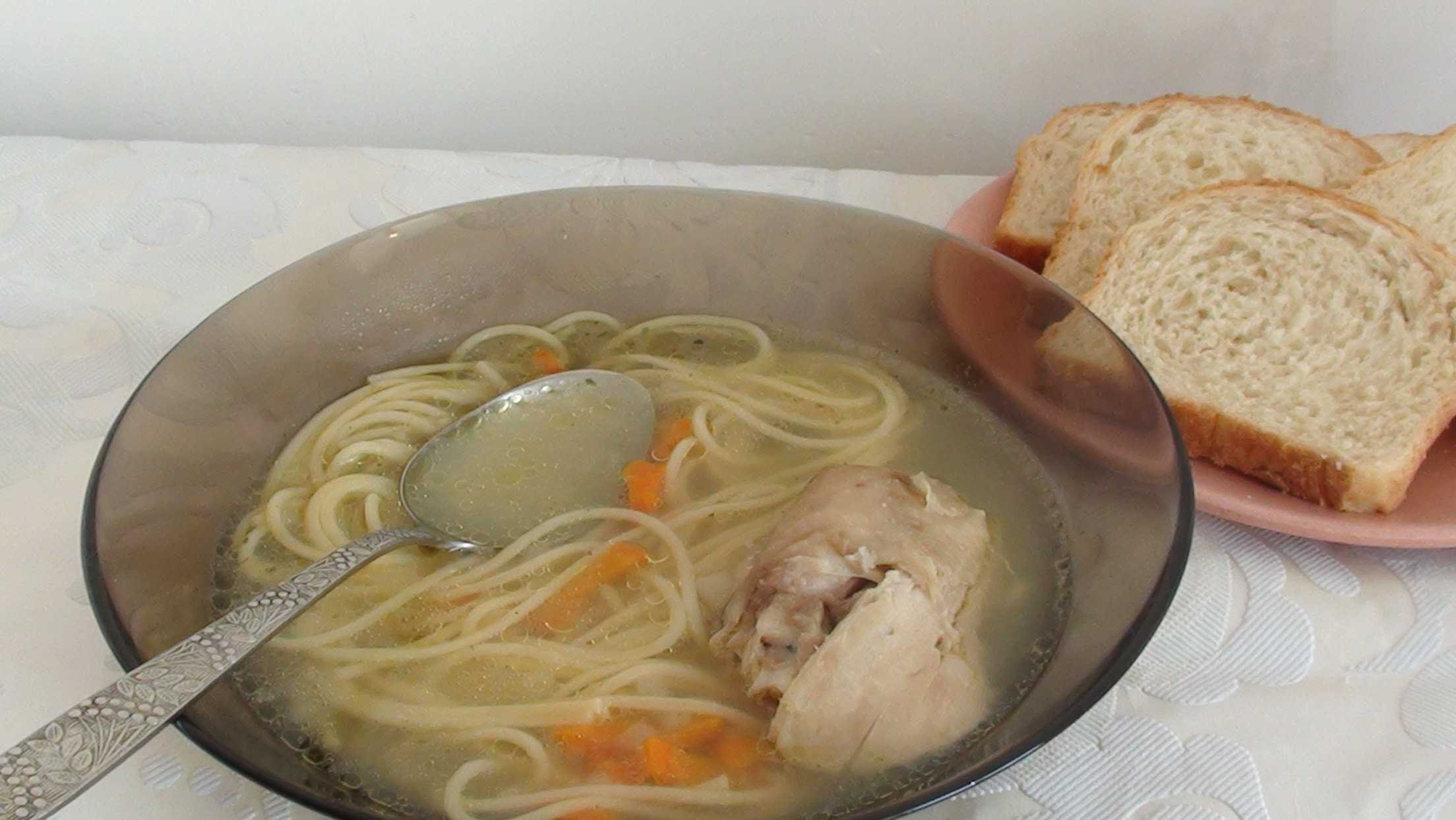 Приготовление куриной лапши. Суп лапша. Куриный суп с лапшой. Суп лапша домашняя. Куриный суп с домашней лапшой.