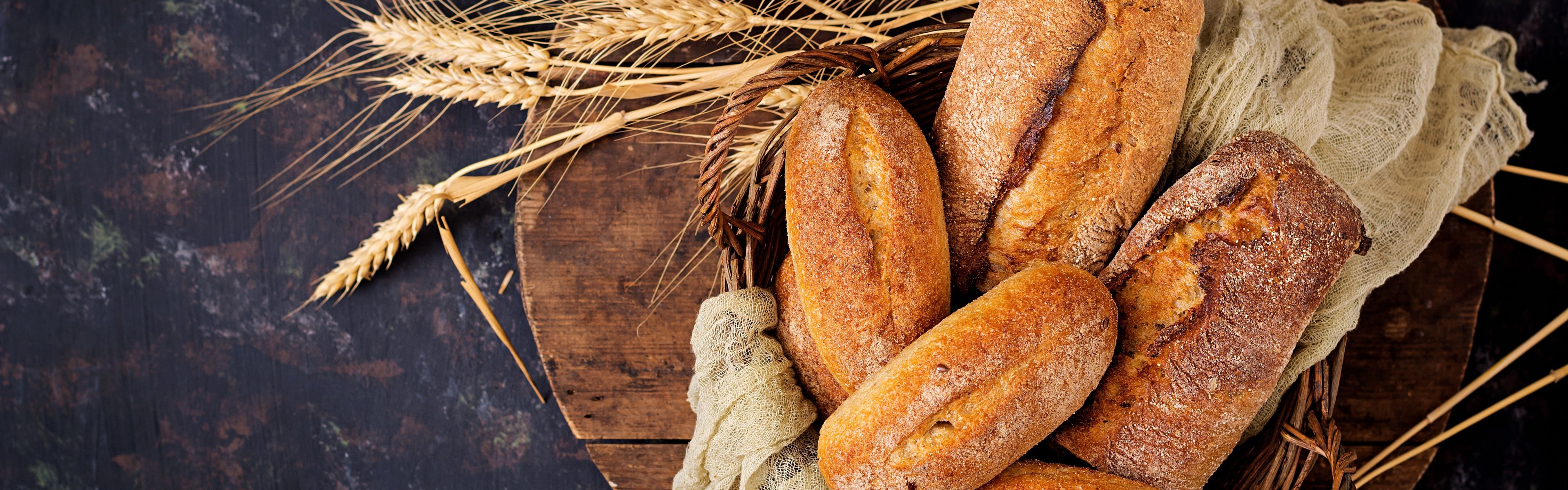 Пшеничные пирожки. Выпечка хлеба. Хлеб вертикальный. Хлебобулочные изделия вертикальная. Хлеб на столе.