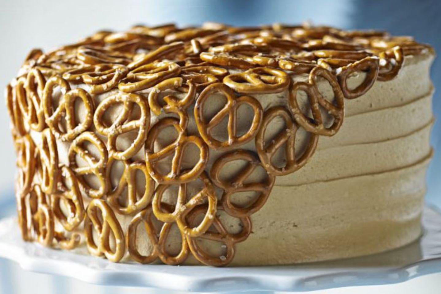 Рецепты торт с золотом. Украшение торта. Необычное украшение торта. Несложное украшение торта. Украшения для торта из вафель.