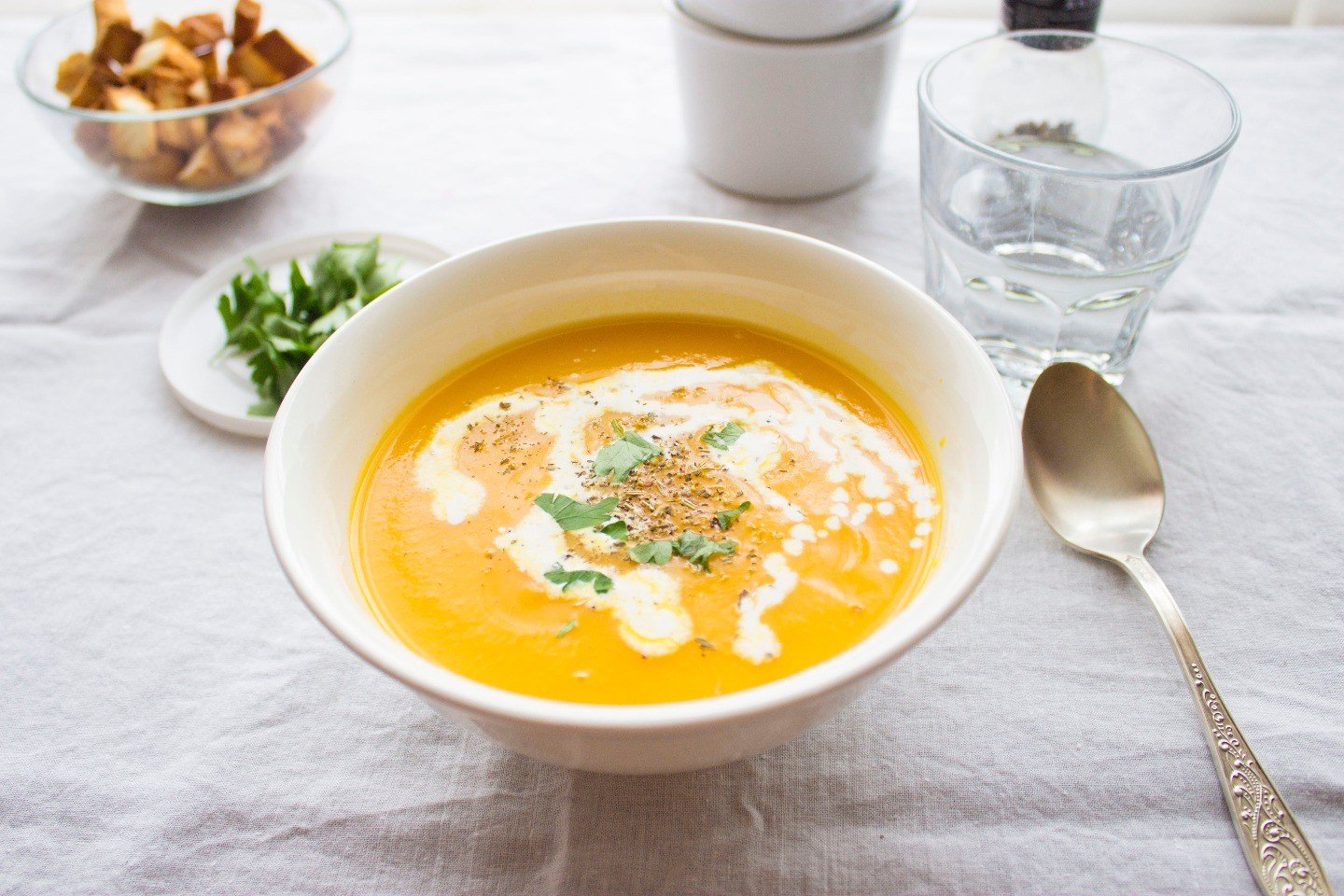 Тыквенный суп со сливками и картошкой. Тыквенный крем суп. Крем суп из тыквы. Фото тыквенного супа пюре со сливками. Крем суп с тыквой.