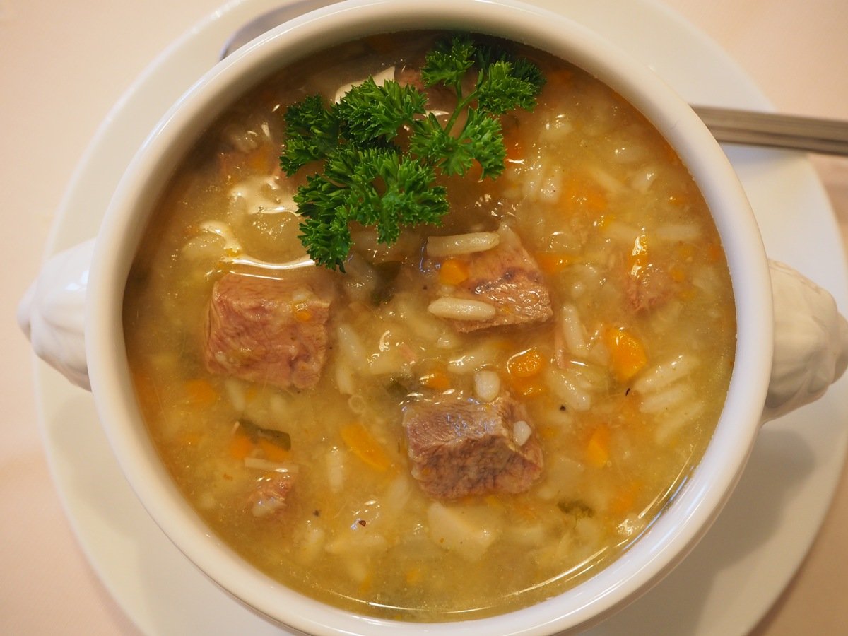 Суп с говядиной рецепты вкусные и простые. Суп с говядиной и картошкой. Суп на мясном бульоне. Вкусный суп на говяжьем бульоне. Суп картофельный с говядиной.
