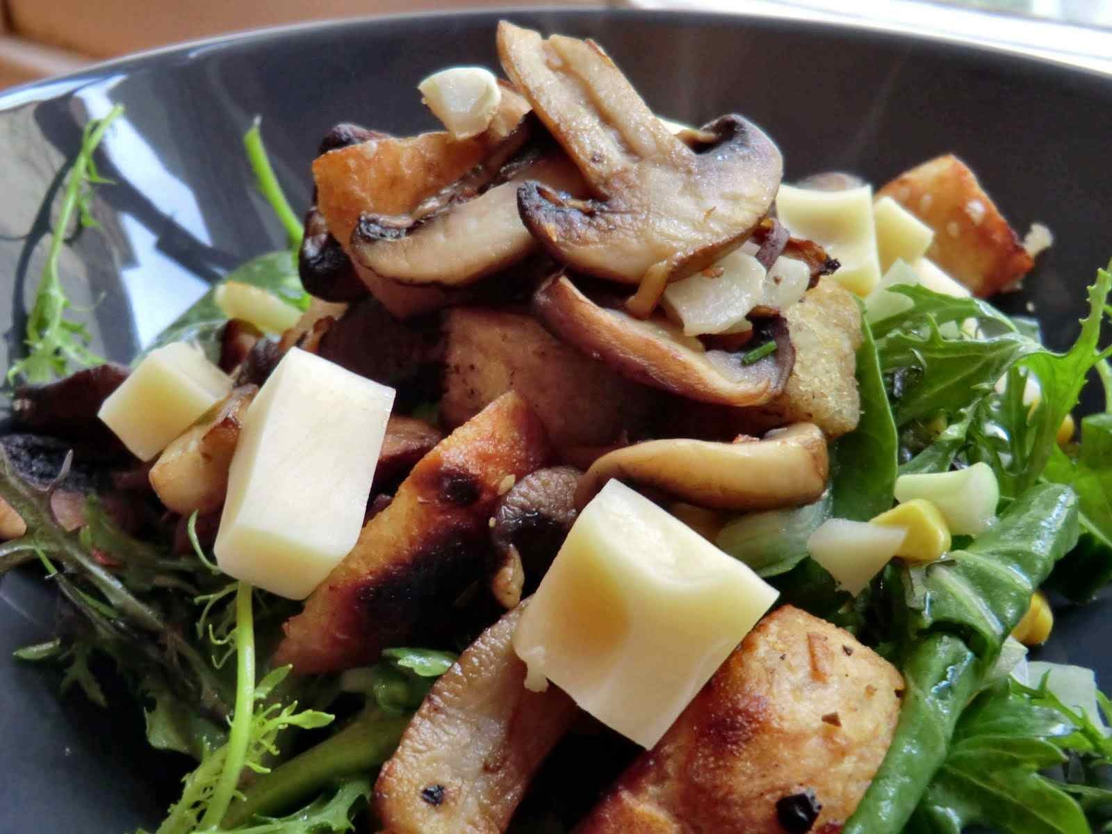 Рецепт со свежими грибами. Салат с грибами. Салат с белыми грибами. Салат грибочки. Салат с жареными грибами.